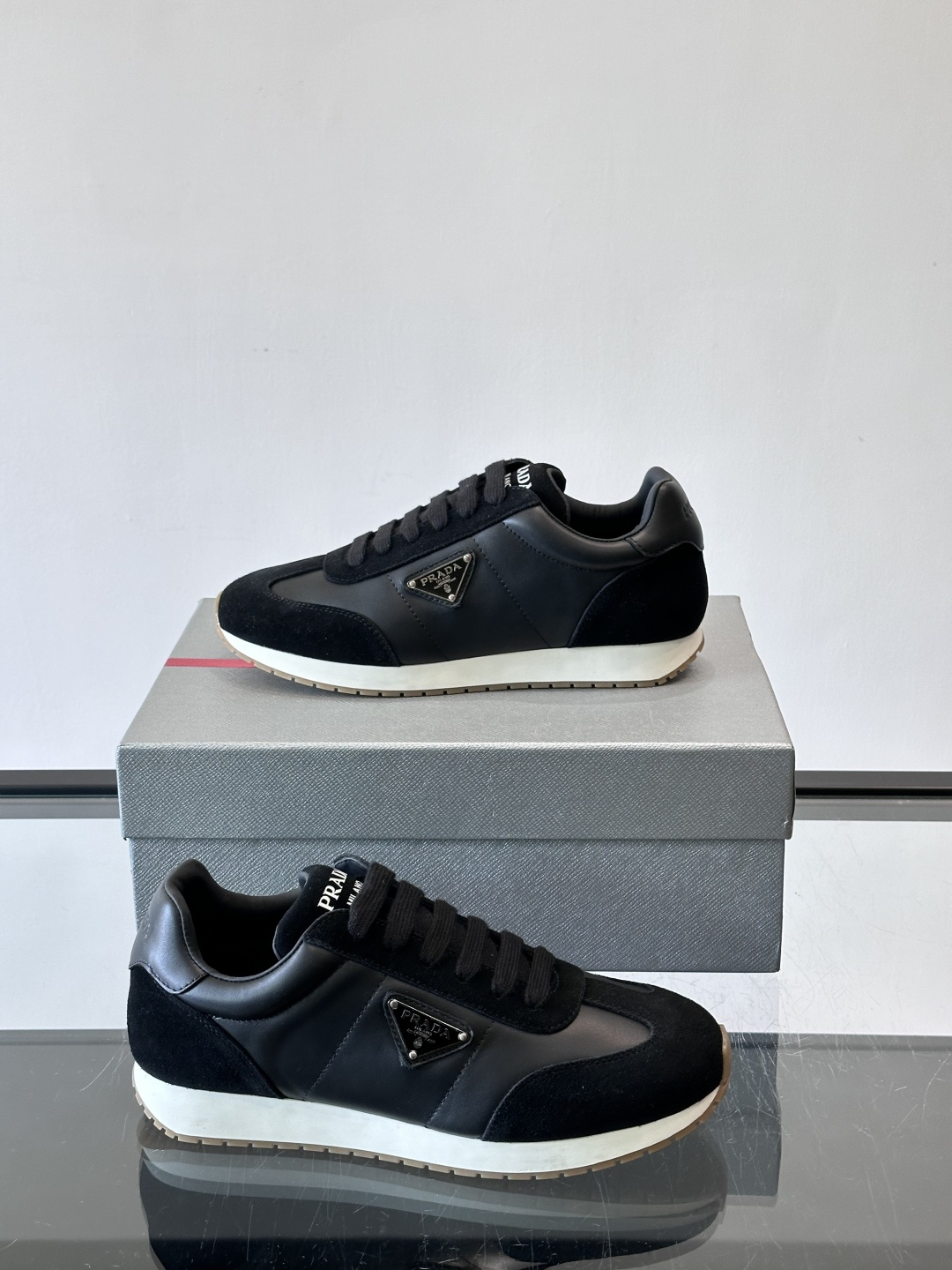 👟Prada这款拼接运动鞋，采用麂皮➕牛革，简约又有质感。侧面金色Logo超有辨识度✨，厚底橡胶鞋底，穿