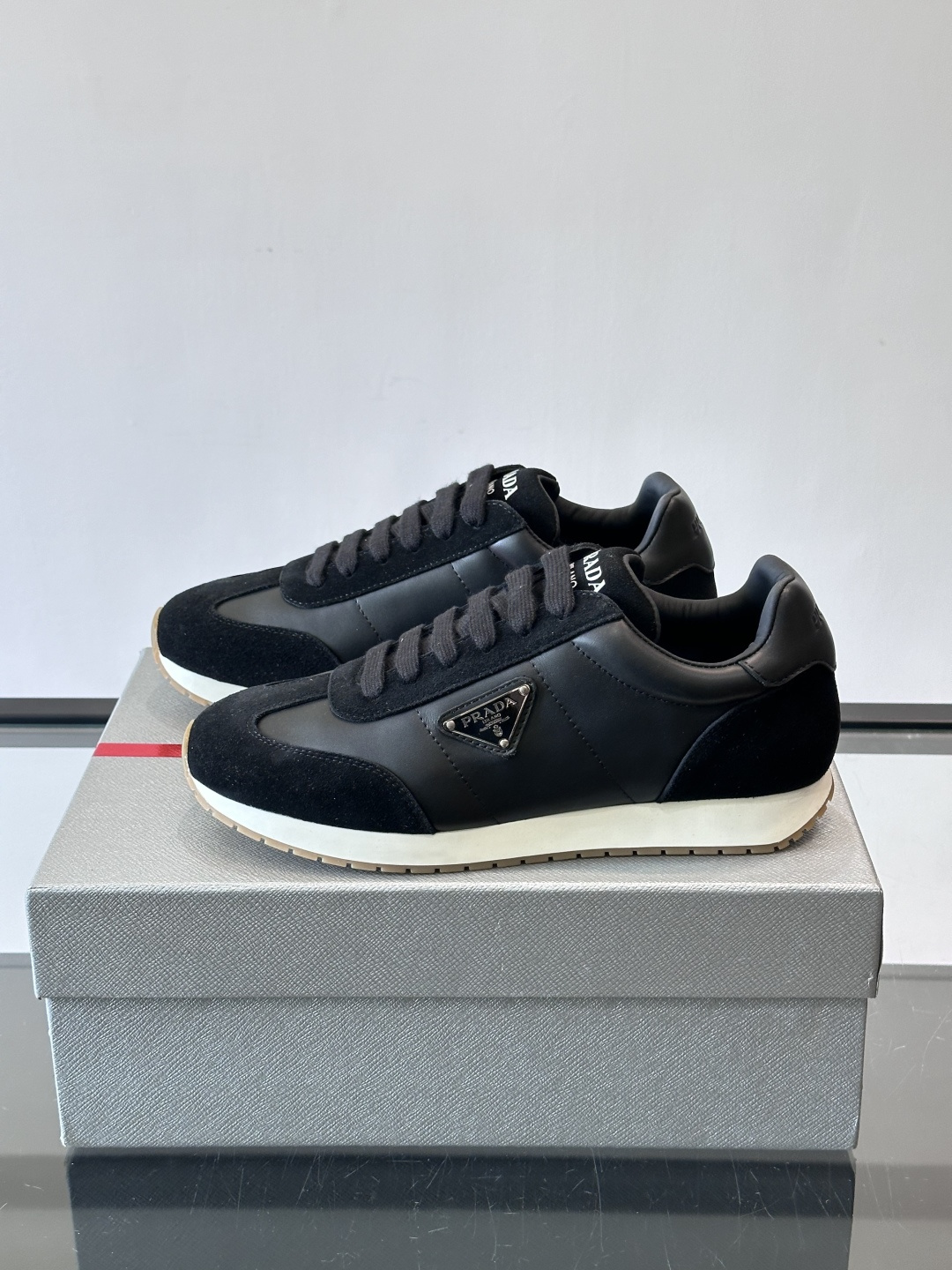 👟Prada这款拼接运动鞋，采用麂皮➕牛革，简约又有质感。侧面金色Logo超有辨识度✨，厚底橡胶鞋底，穿