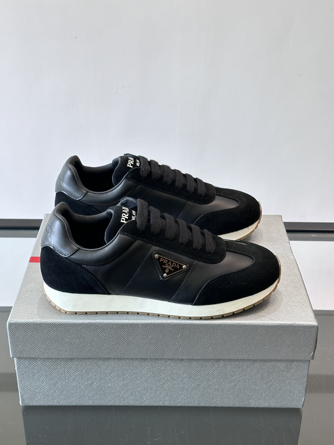 👟Prada这款拼接运动鞋，采用麂皮➕牛革，简约又有质感。侧面金色Logo超有辨识度✨，厚底橡胶鞋底，穿