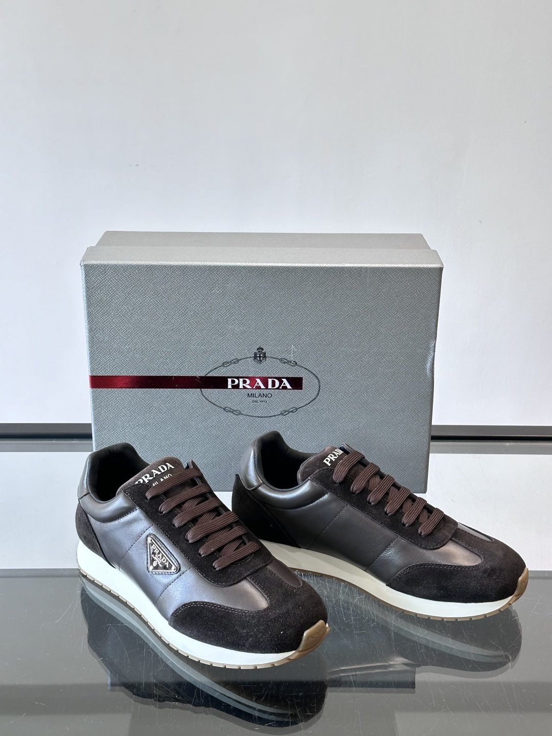 👟Prada这款拼接运动鞋，采用麂皮➕牛革，简约又有质感。侧面金色Logo超有辨识度✨，厚底橡胶鞋底，穿