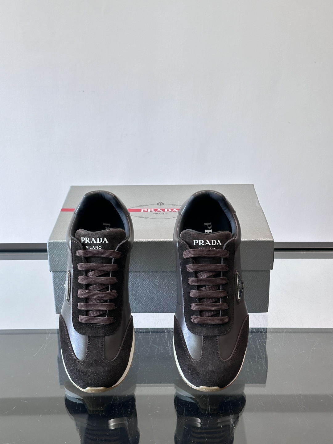 👟Prada这款拼接运动鞋，采用麂皮➕牛革，简约又有质感。侧面金色Logo超有辨识度✨，厚底橡胶鞋底，穿