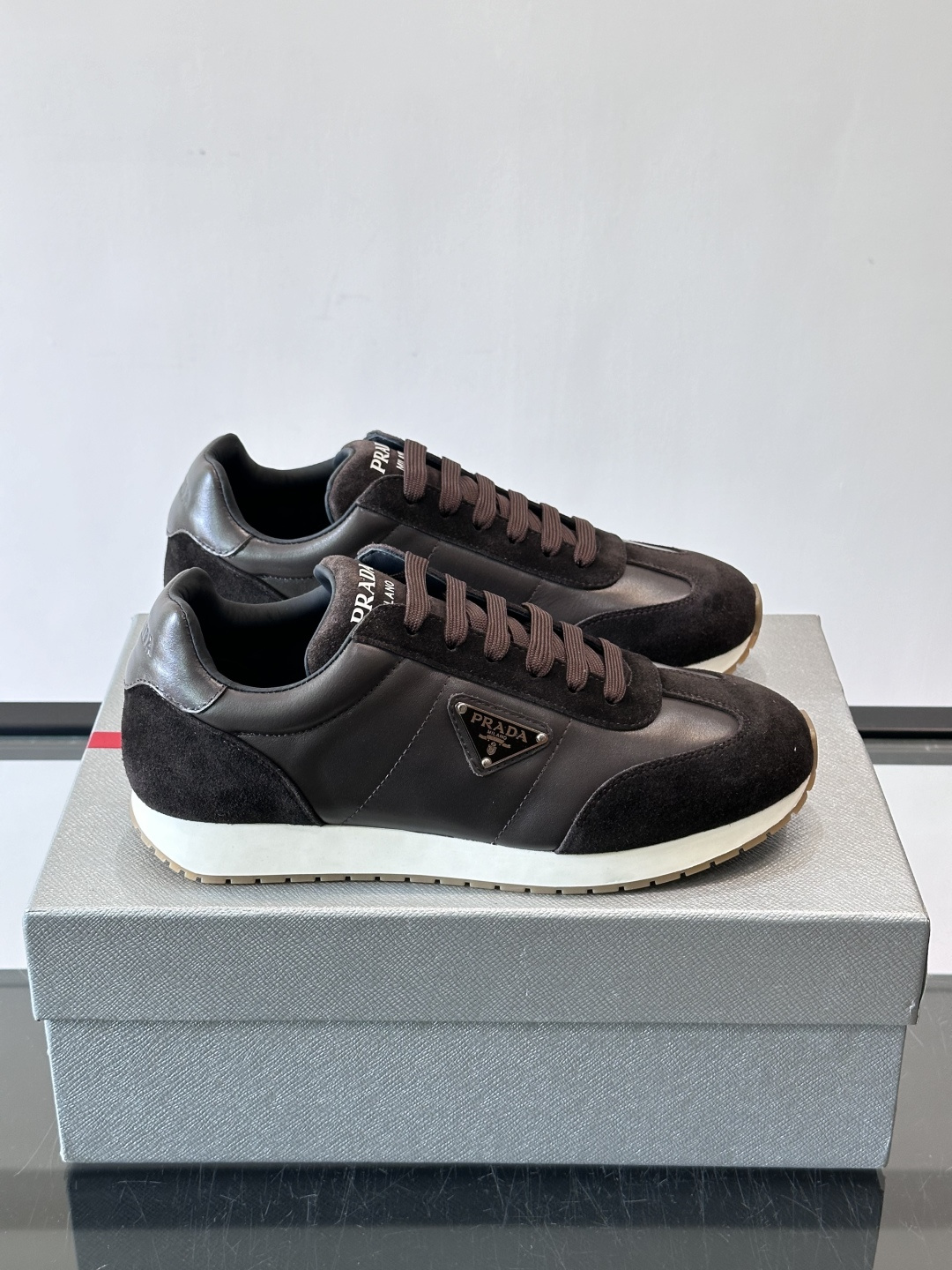 👟Prada这款拼接运动鞋，采用麂皮➕牛革，简约又有质感。侧面金色Logo超有辨识度✨，厚底橡胶鞋底，穿