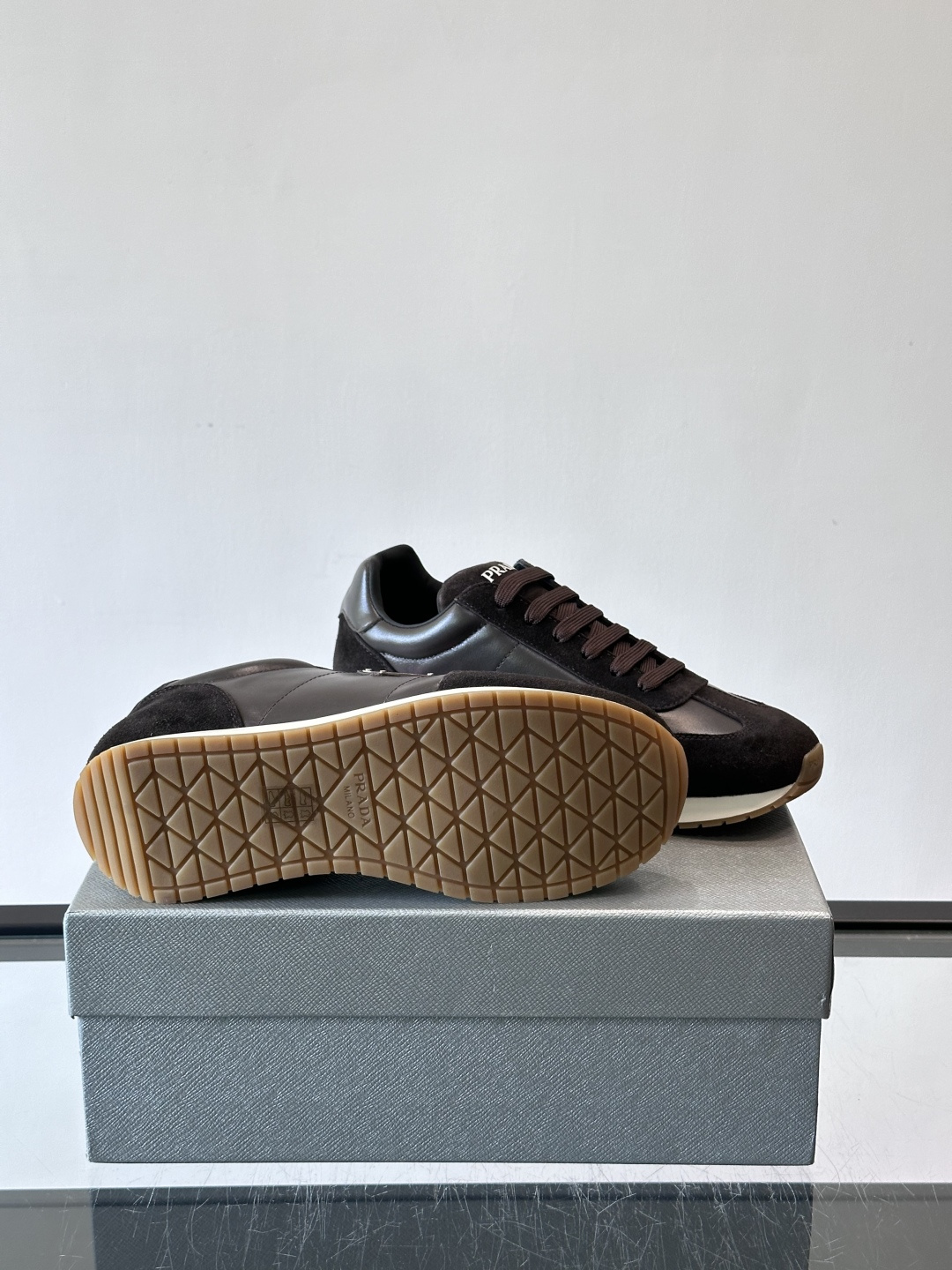 👟Prada这款拼接运动鞋，采用麂皮➕牛革，简约又有质感。侧面金色Logo超有辨识度✨，厚底橡胶鞋底，穿