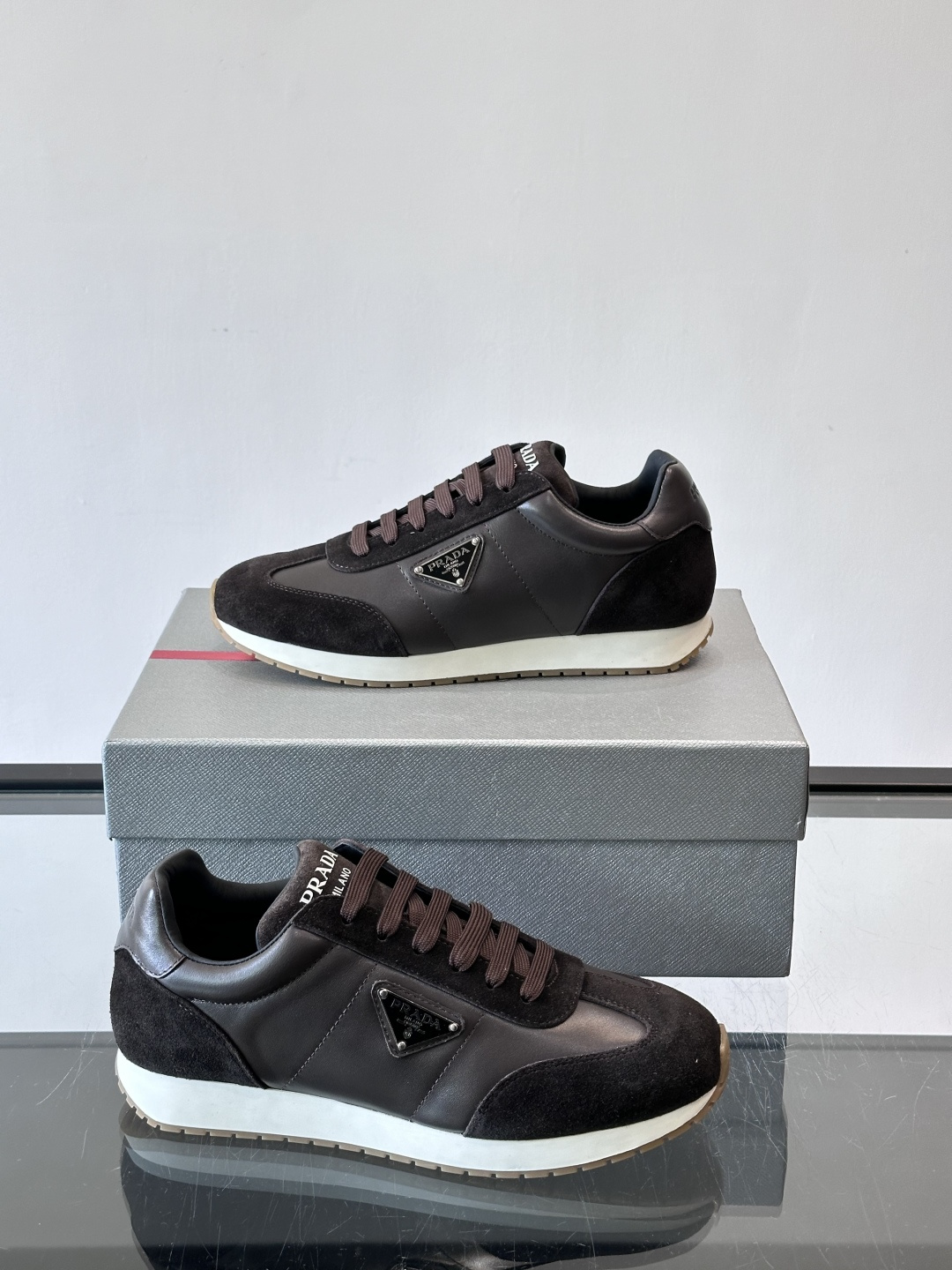 👟Prada这款拼接运动鞋，采用麂皮➕牛革，简约又有质感。侧面金色Logo超有辨识度✨，厚底橡胶鞋底，穿