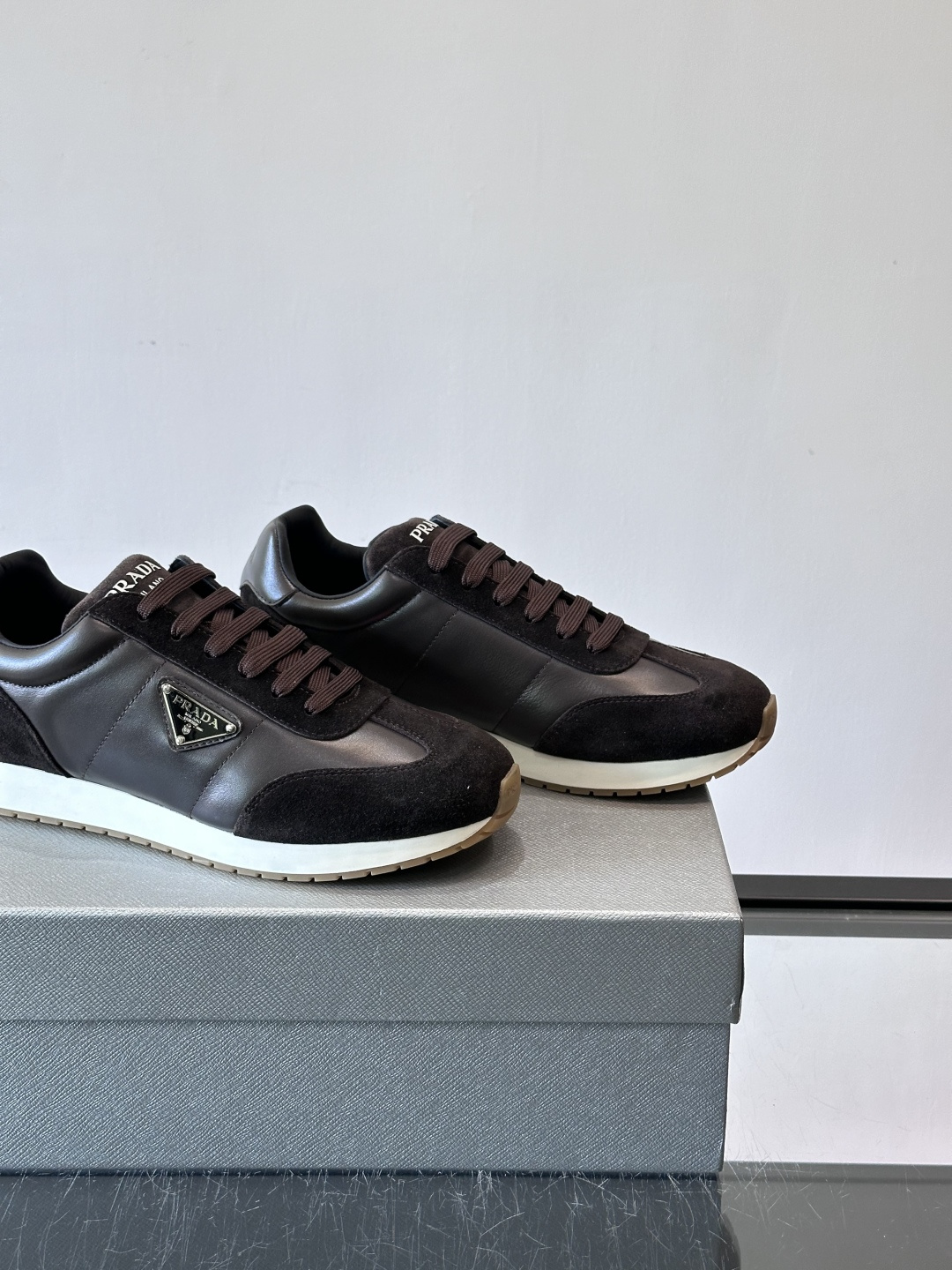 👟Prada这款拼接运动鞋，采用麂皮➕牛革，简约又有质感。侧面金色Logo超有辨识度✨，厚底橡胶鞋底，穿