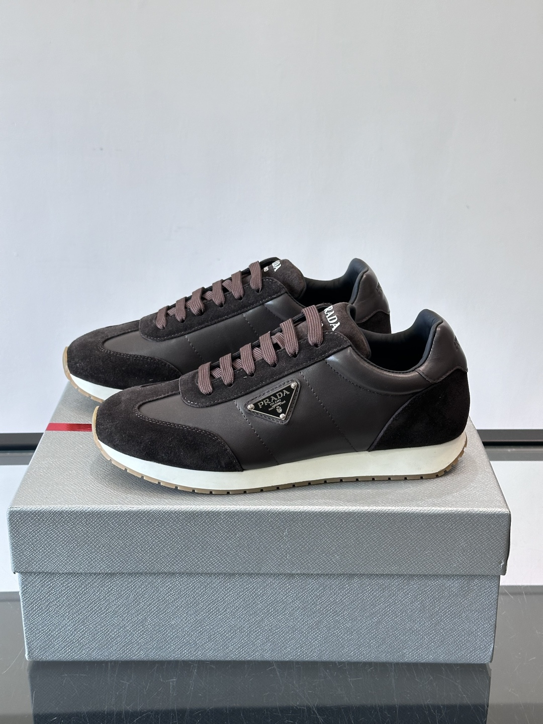 👟Prada这款拼接运动鞋，采用麂皮➕牛革，简约又有质感。侧面金色Logo超有辨识度✨，厚底橡胶鞋底，穿