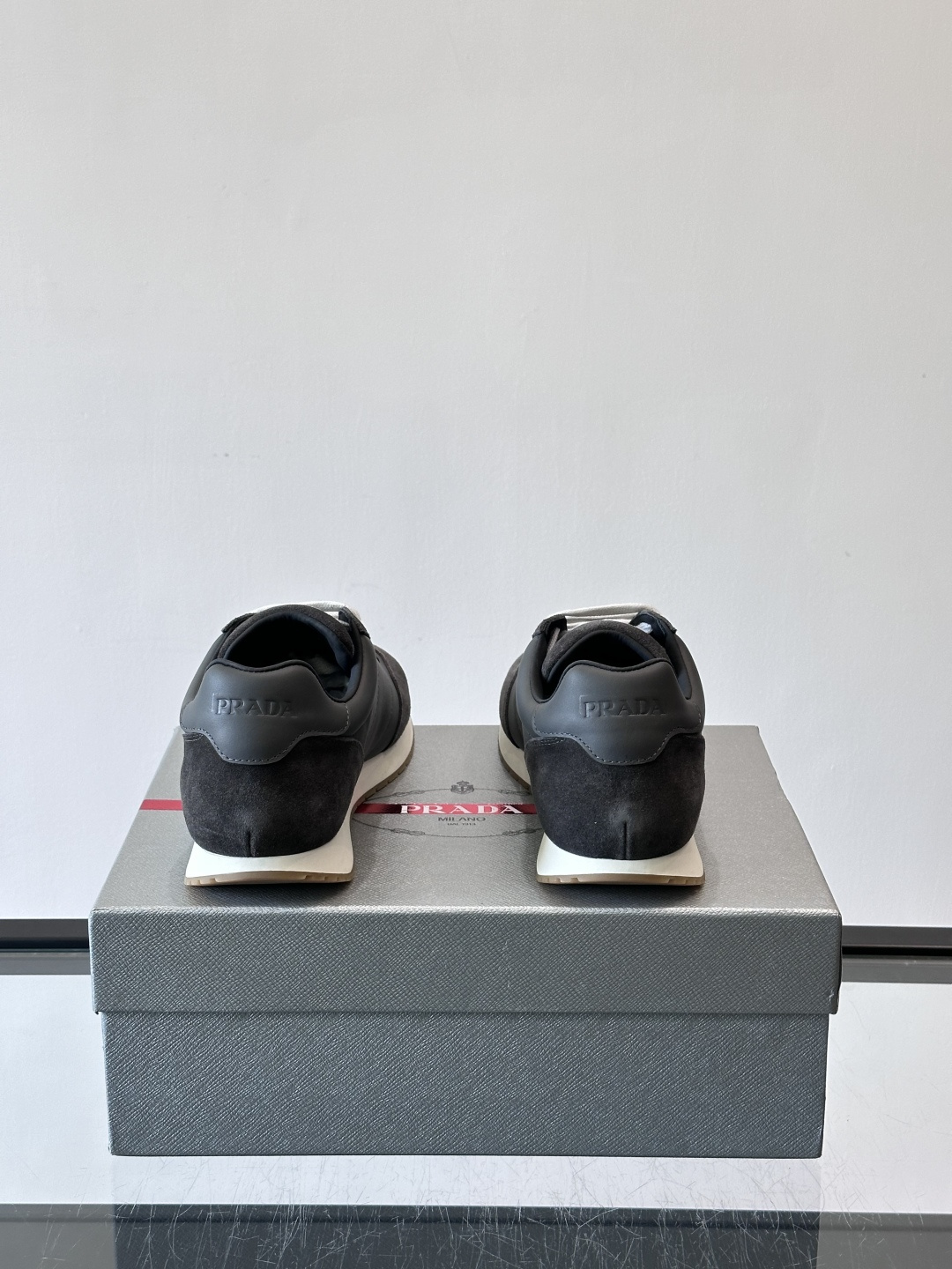 👟Prada这款拼接运动鞋，采用麂皮➕牛革，简约又有质感。侧面金色Logo超有辨识度✨，厚底橡胶鞋底，穿