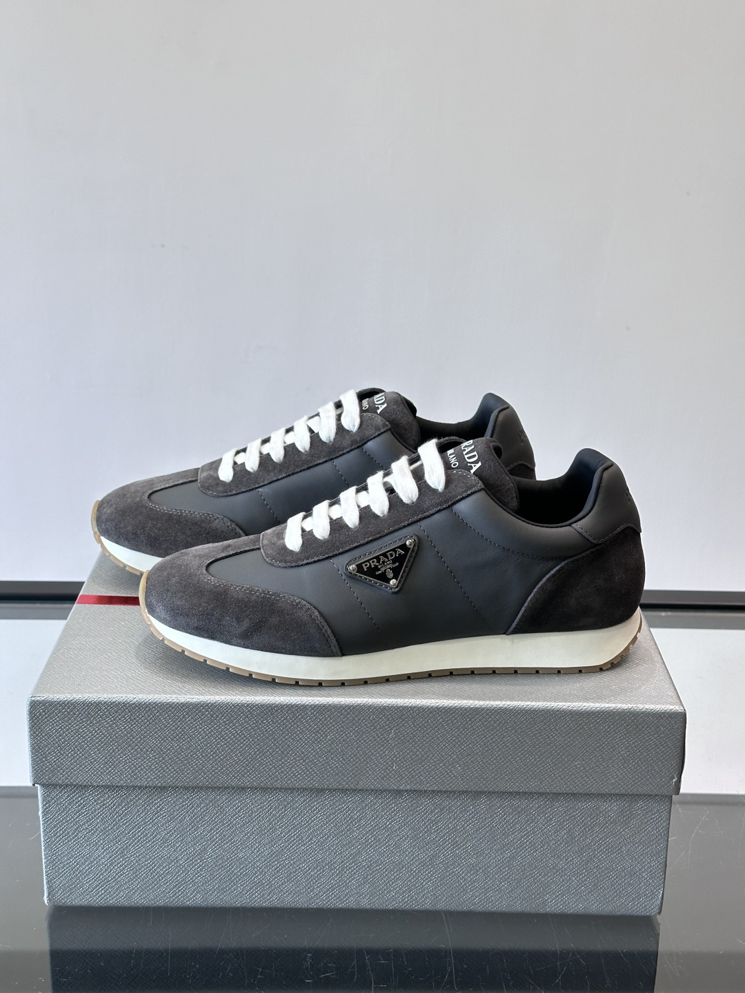 👟Prada这款拼接运动鞋，采用麂皮➕牛革，简约又有质感。侧面金色Logo超有辨识度✨，厚底橡胶鞋底，穿