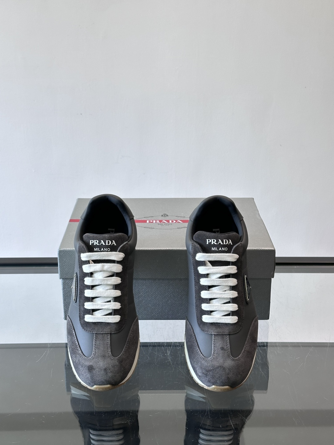 👟Prada这款拼接运动鞋，采用麂皮➕牛革，简约又有质感。侧面金色Logo超有辨识度✨，厚底橡胶鞋底，穿