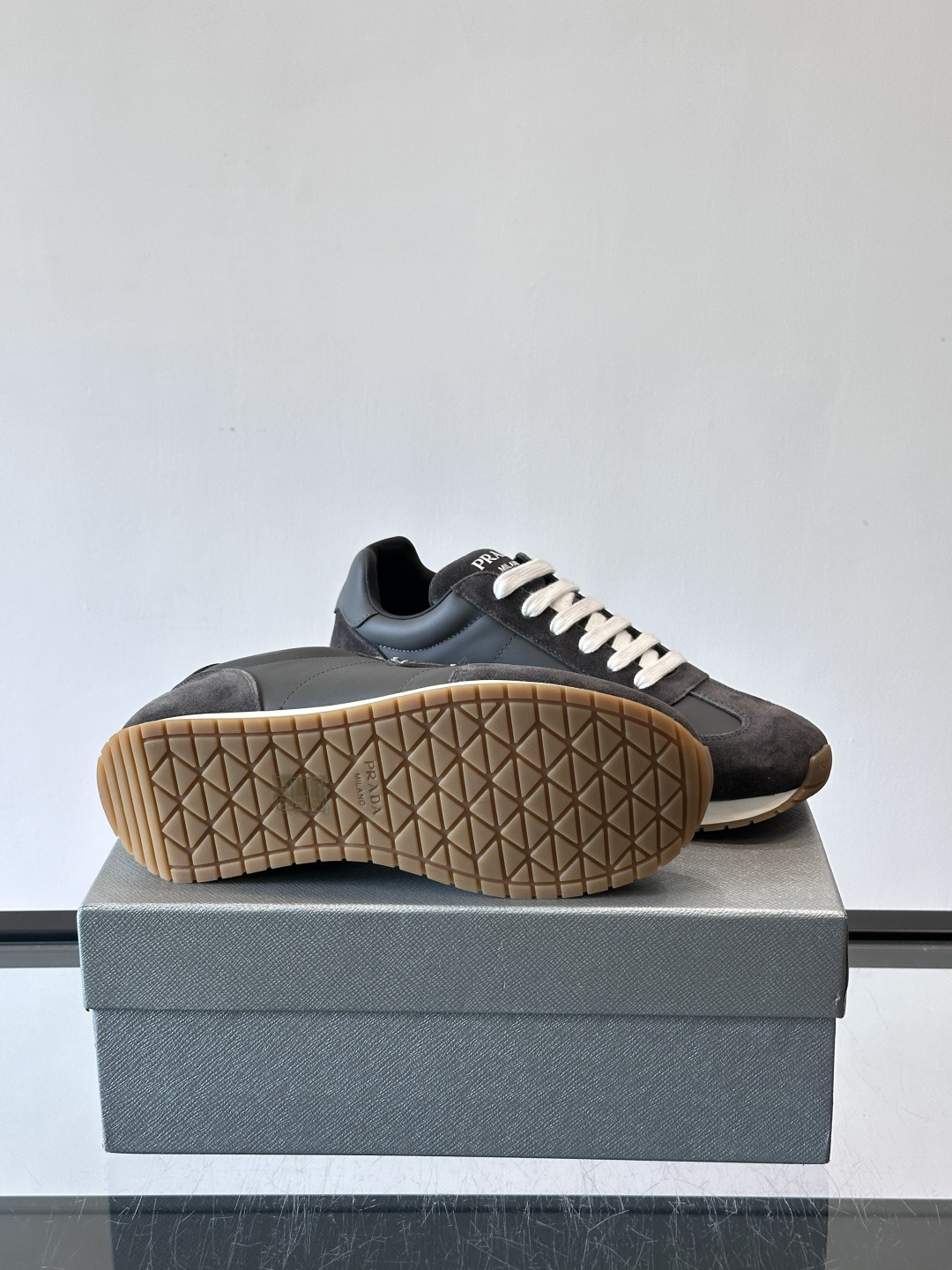 👟Prada这款拼接运动鞋，采用麂皮➕牛革，简约又有质感。侧面金色Logo超有辨识度✨，厚底橡胶鞋底，穿