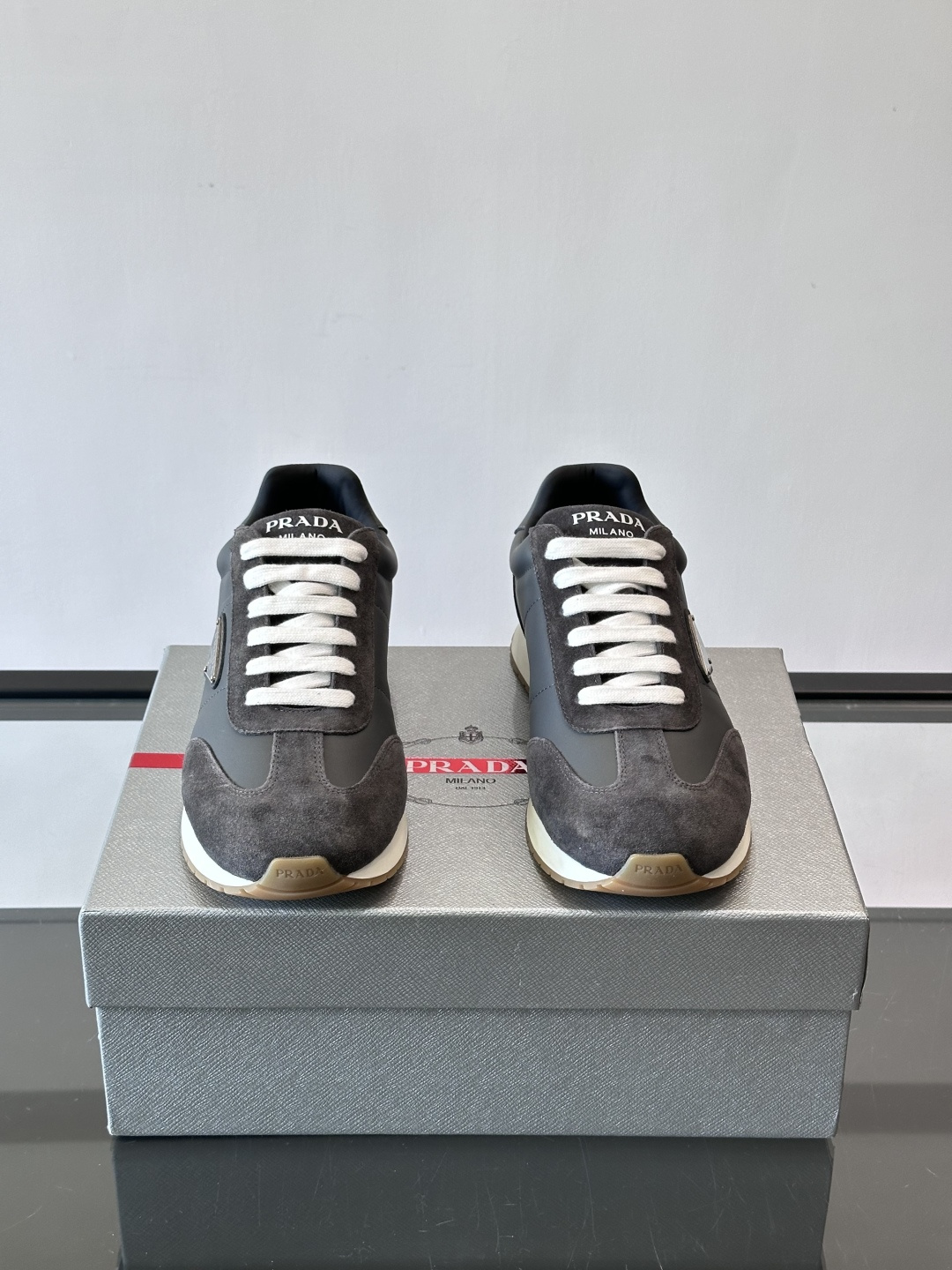 👟Prada这款拼接运动鞋，采用麂皮➕牛革，简约又有质感。侧面金色Logo超有辨识度✨，厚底橡胶鞋底，穿