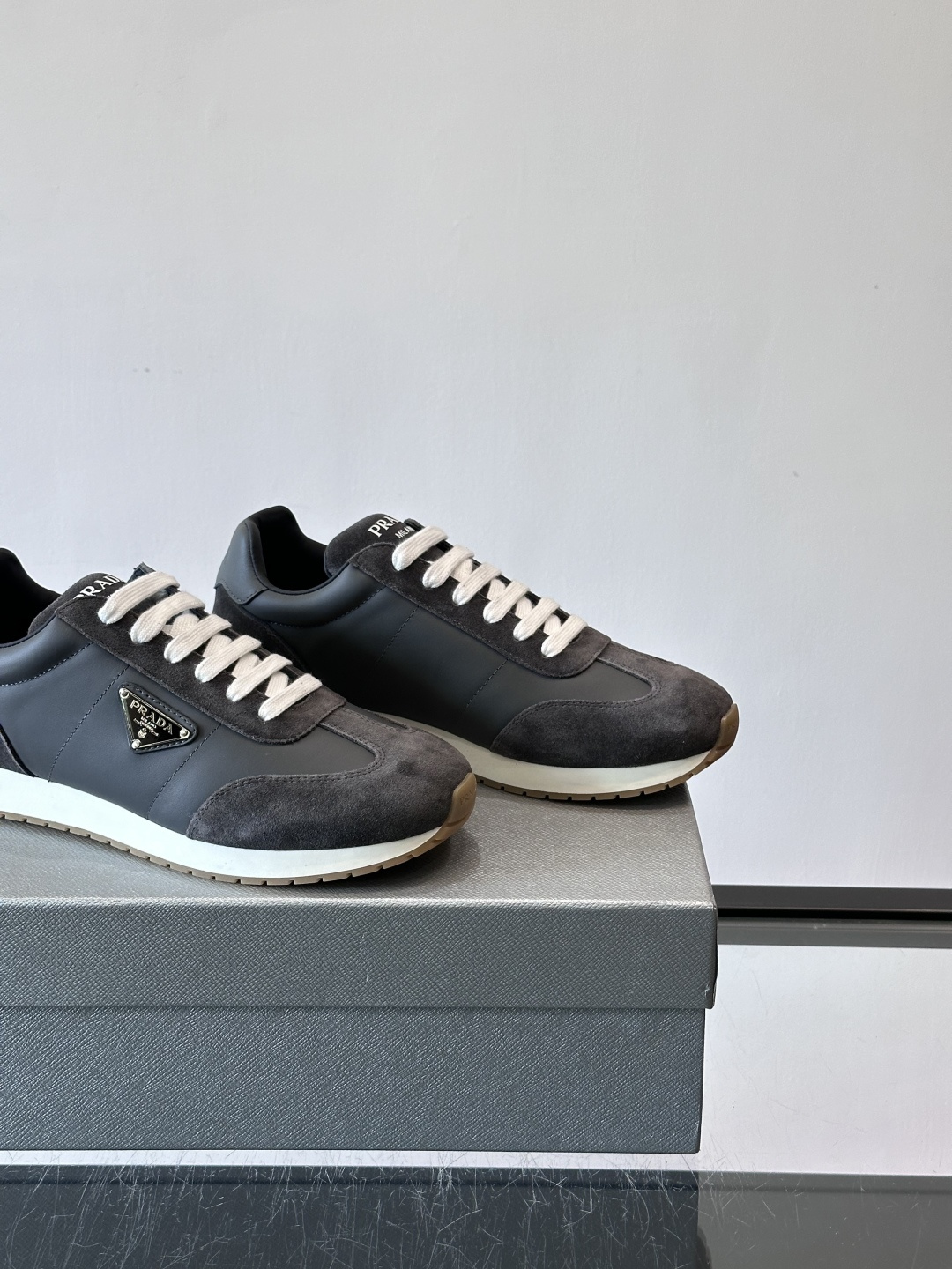 👟Prada这款拼接运动鞋，采用麂皮➕牛革，简约又有质感。侧面金色Logo超有辨识度✨，厚底橡胶鞋底，穿