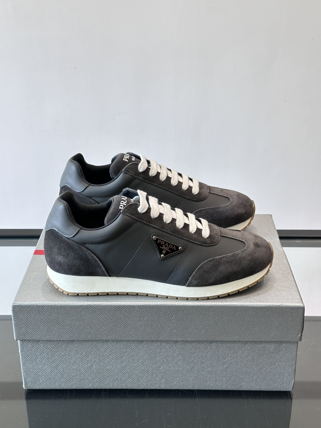 👟Prada这款拼接运动鞋，采用麂皮➕牛革，简约又有质感。侧面金色Logo超有辨识度✨，厚底橡胶鞋底，穿