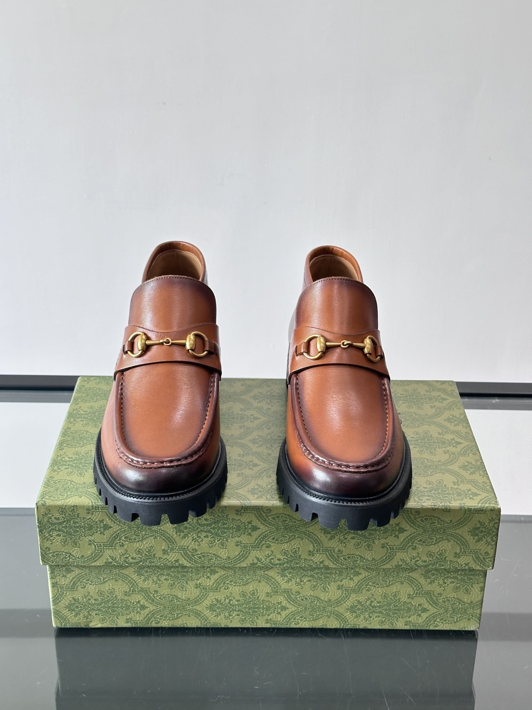 Gucc*乐福鞋选用优质牛🐮皮，鞋面光滑有质感，搭配金属环扣，复古又精致✨。厚底防滑设计，日常通勤或户外