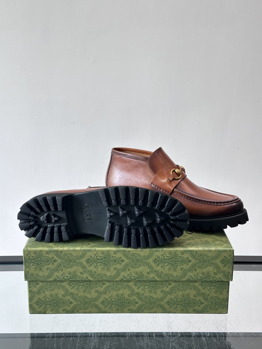 Gucc*乐福鞋选用优质牛🐮皮，鞋面光滑有质感，搭配金属环扣，复古又精致✨。厚底防滑设计，日常通勤或户外