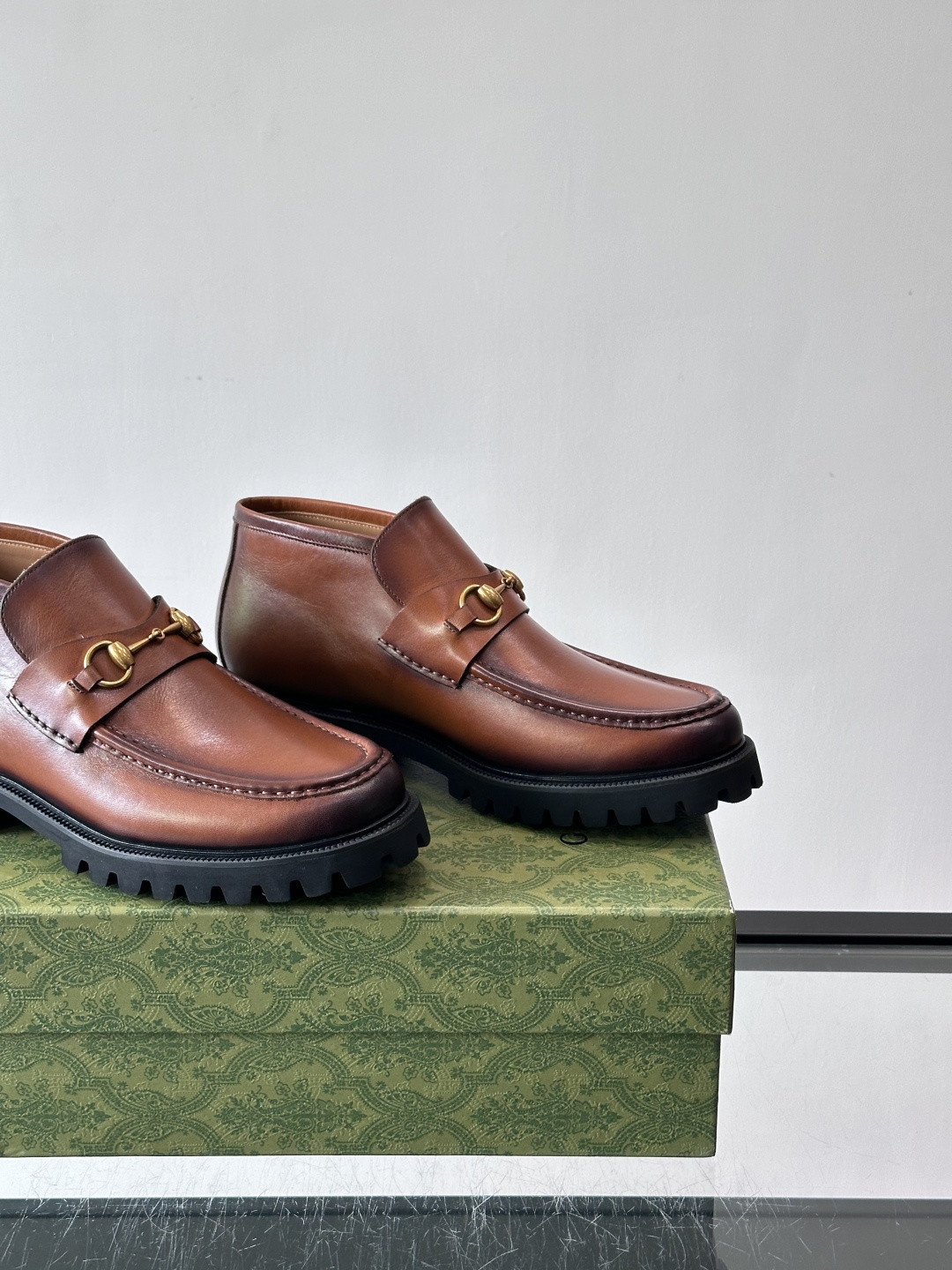 Gucc*乐福鞋选用优质牛🐮皮，鞋面光滑有质感，搭配金属环扣，复古又精致✨。厚底防滑设计，日常通勤或户外