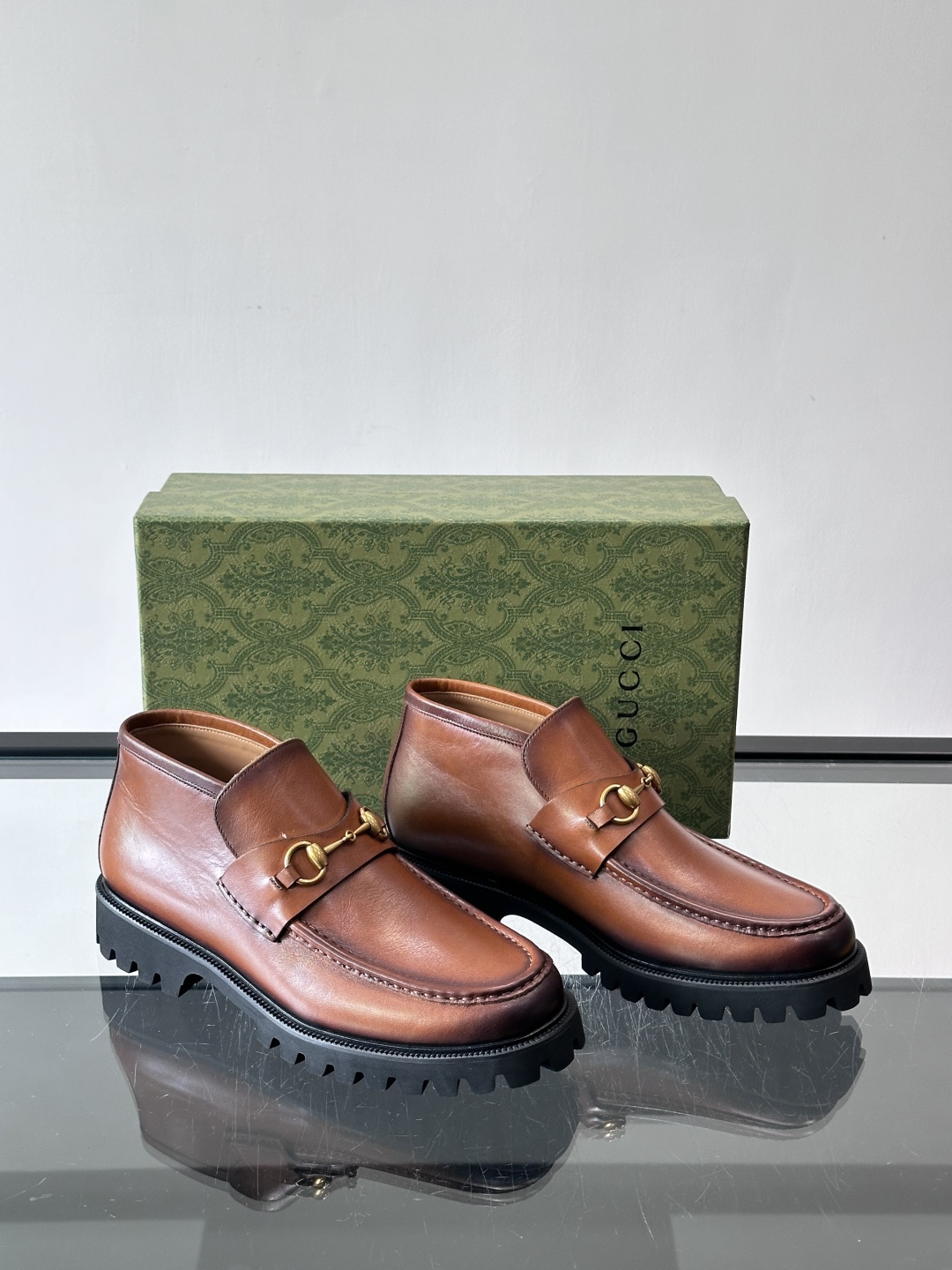 Gucc*乐福鞋选用优质牛🐮皮，鞋面光滑有质感，搭配金属环扣，复古又精致✨。厚底防滑设计，日常通勤或户外