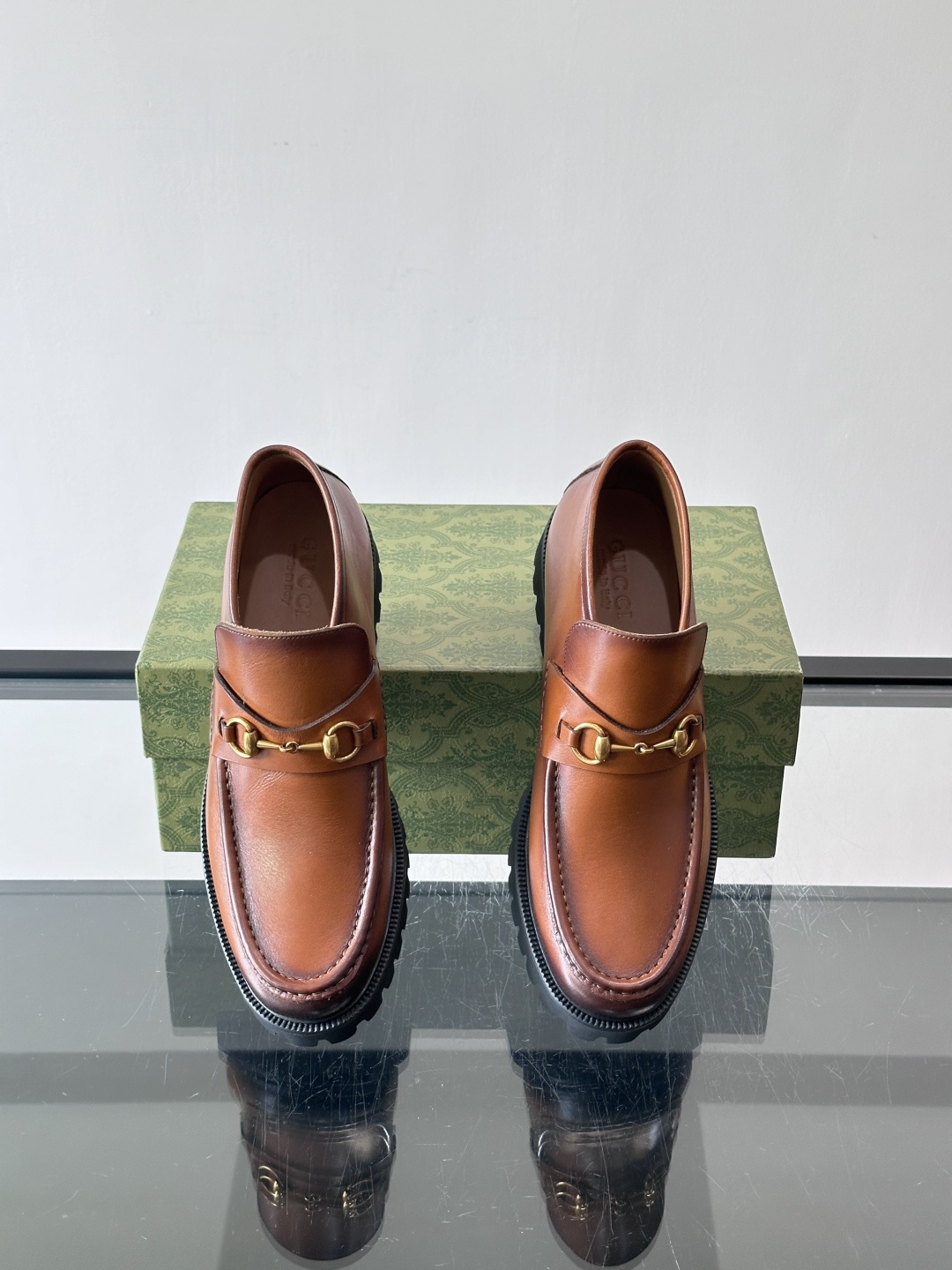 Gucc*乐福鞋选用优质牛🐮皮，鞋面光滑有质感，搭配金属环扣，复古又精致✨。厚底防滑设计，日常通勤或户外