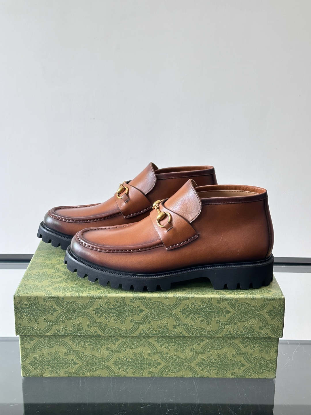 Gucc*乐福鞋选用优质牛🐮皮，鞋面光滑有质感，搭配金属环扣，复古又精致✨。厚底防滑设计，日常通勤或户外