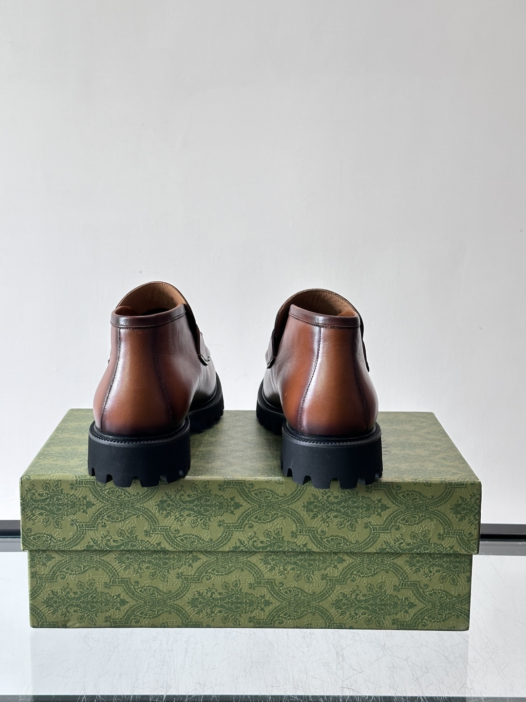 Gucc*乐福鞋选用优质牛🐮皮，鞋面光滑有质感，搭配金属环扣，复古又精致✨。厚底防滑设计，日常通勤或户外