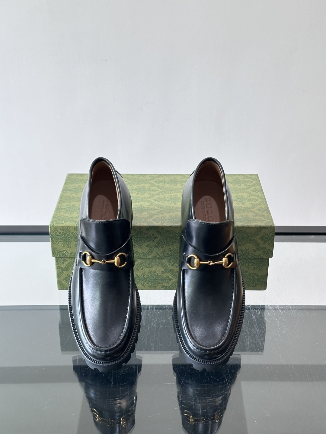Gucc*乐福鞋选用优质牛🐮皮，鞋面光滑有质感，搭配金属环扣，复古又精致✨。厚底防滑设计，日常通勤或户外