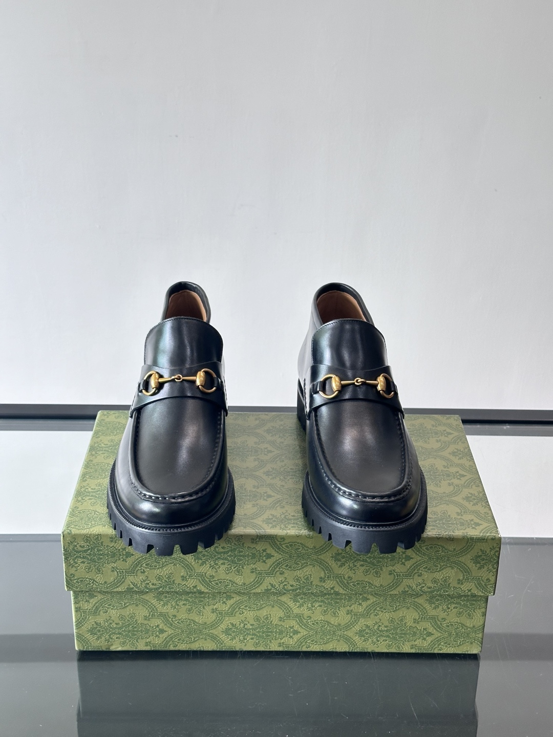 Gucc*乐福鞋选用优质牛🐮皮，鞋面光滑有质感，搭配金属环扣，复古又精致✨。厚底防滑设计，日常通勤或户外