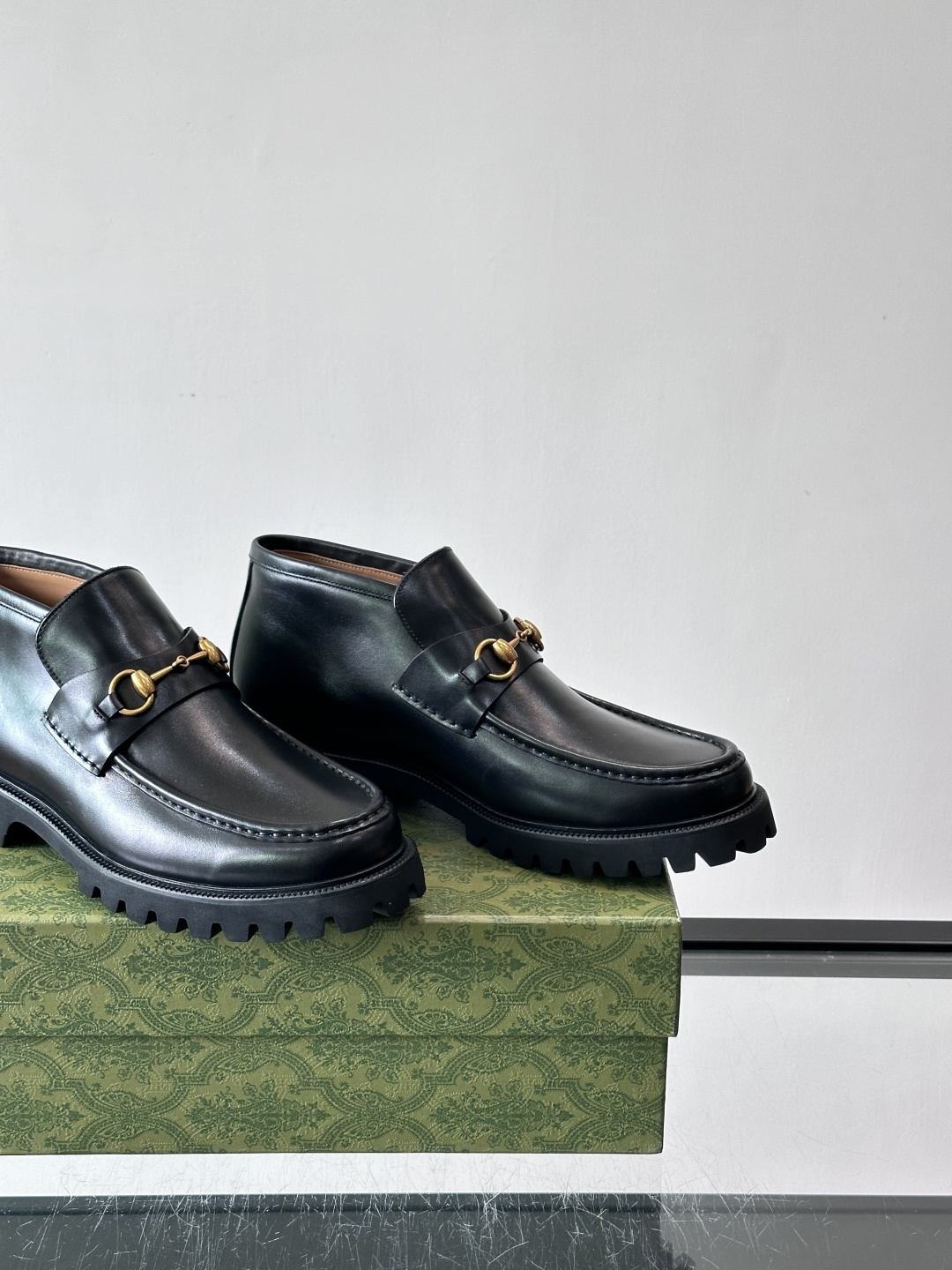 Gucc*乐福鞋选用优质牛🐮皮，鞋面光滑有质感，搭配金属环扣，复古又精致✨。厚底防滑设计，日常通勤或户外