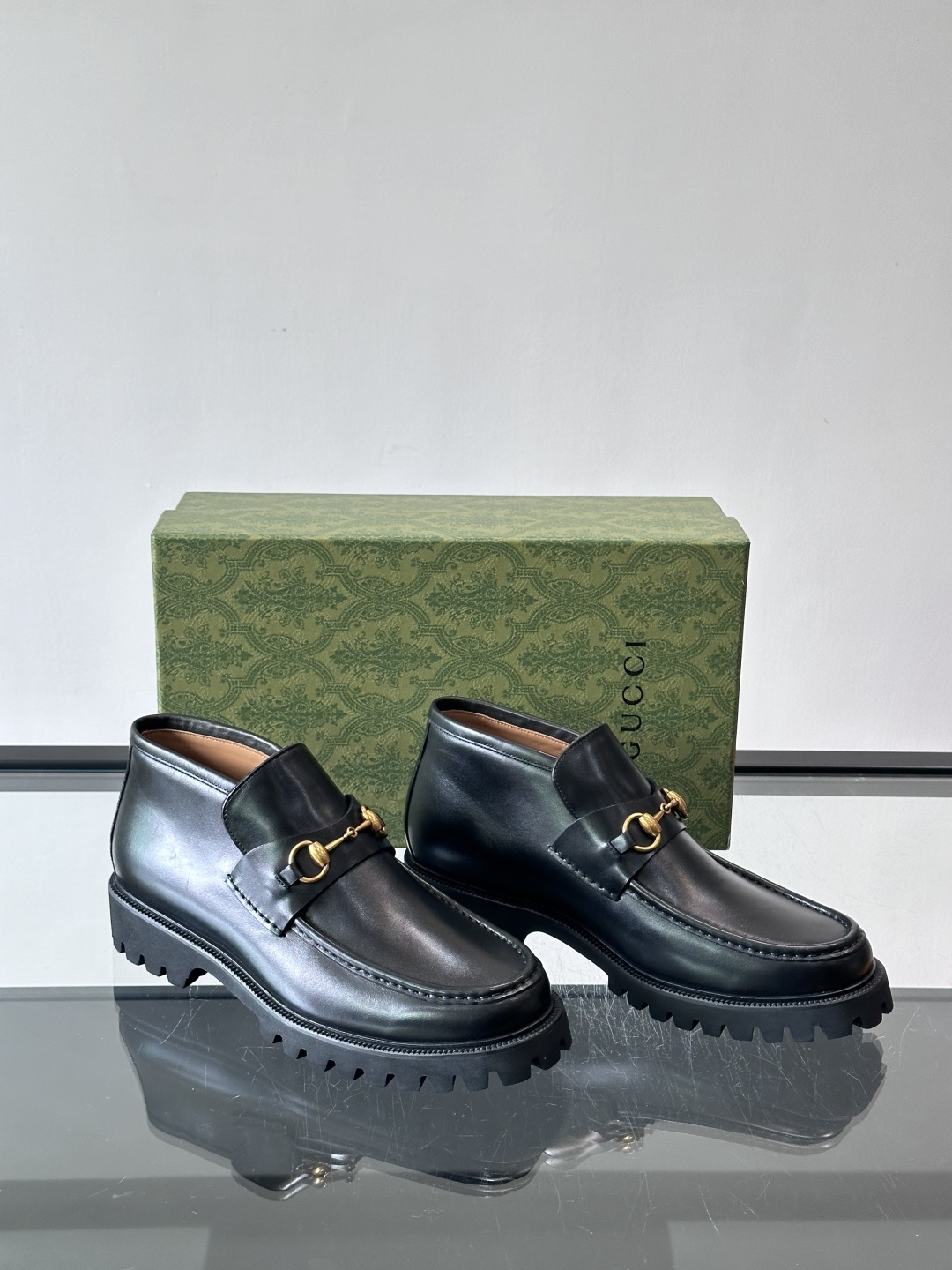 Gucc*乐福鞋选用优质牛🐮皮，鞋面光滑有质感，搭配金属环扣，复古又精致✨。厚底防滑设计，日常通勤或户外