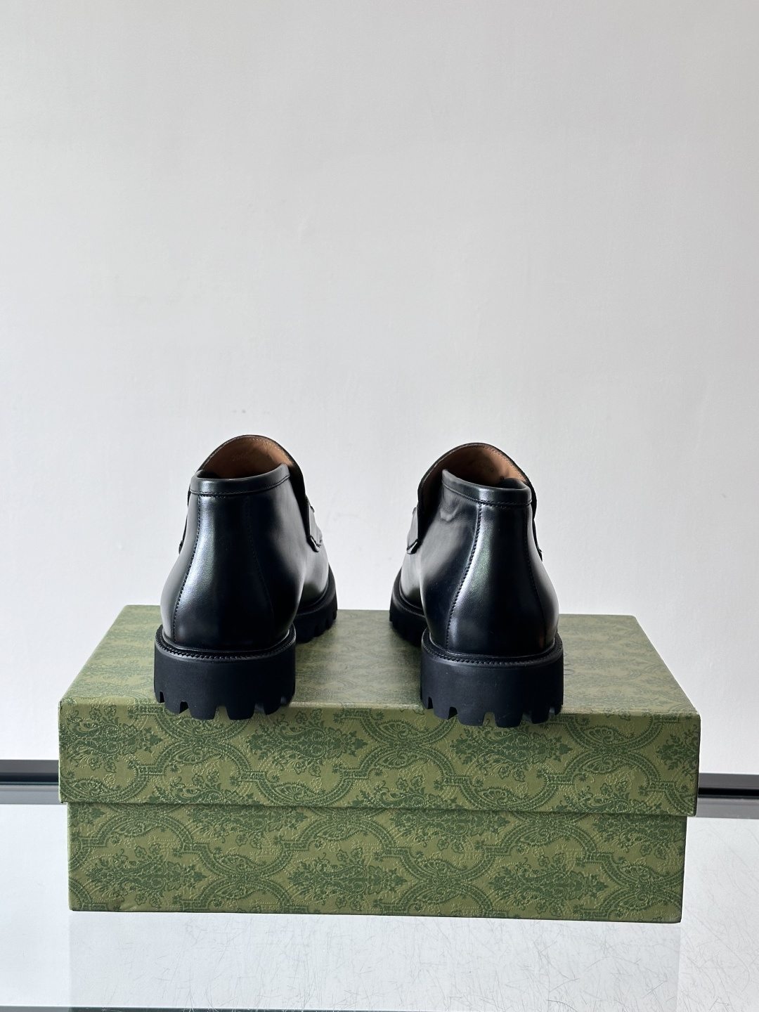 Gucc*乐福鞋选用优质牛🐮皮，鞋面光滑有质感，搭配金属环扣，复古又精致✨。厚底防滑设计，日常通勤或户外