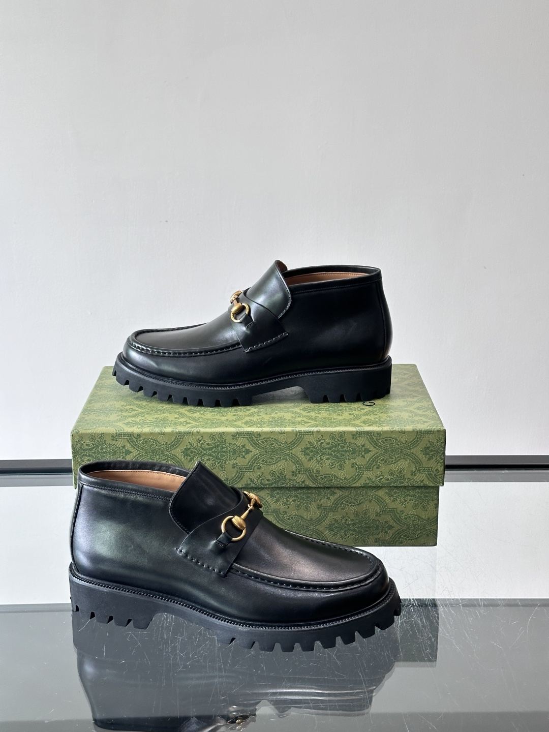 Gucc*乐福鞋选用优质牛🐮皮，鞋面光滑有质感，搭配金属环扣，复古又精致✨。厚底防滑设计，日常通勤或户外