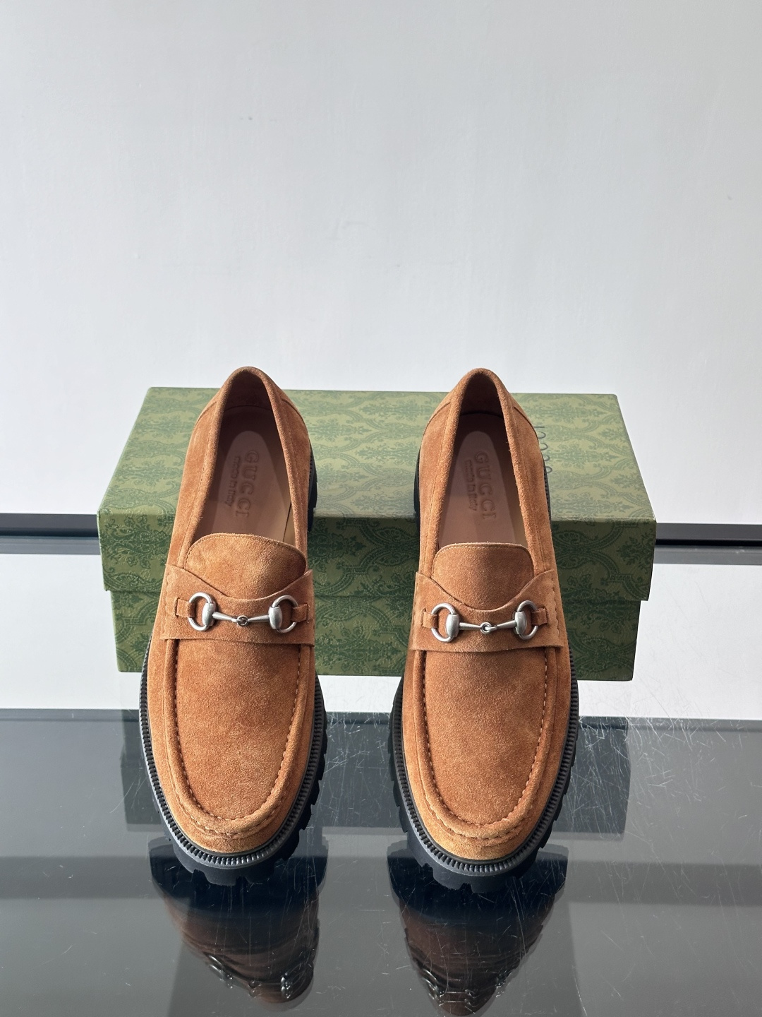 Gucci复古男士乐福鞋，采用牛皮面材质，质感细腻，英伦学院风满满。5cm厚底设计，静音又舒适，通勤日常