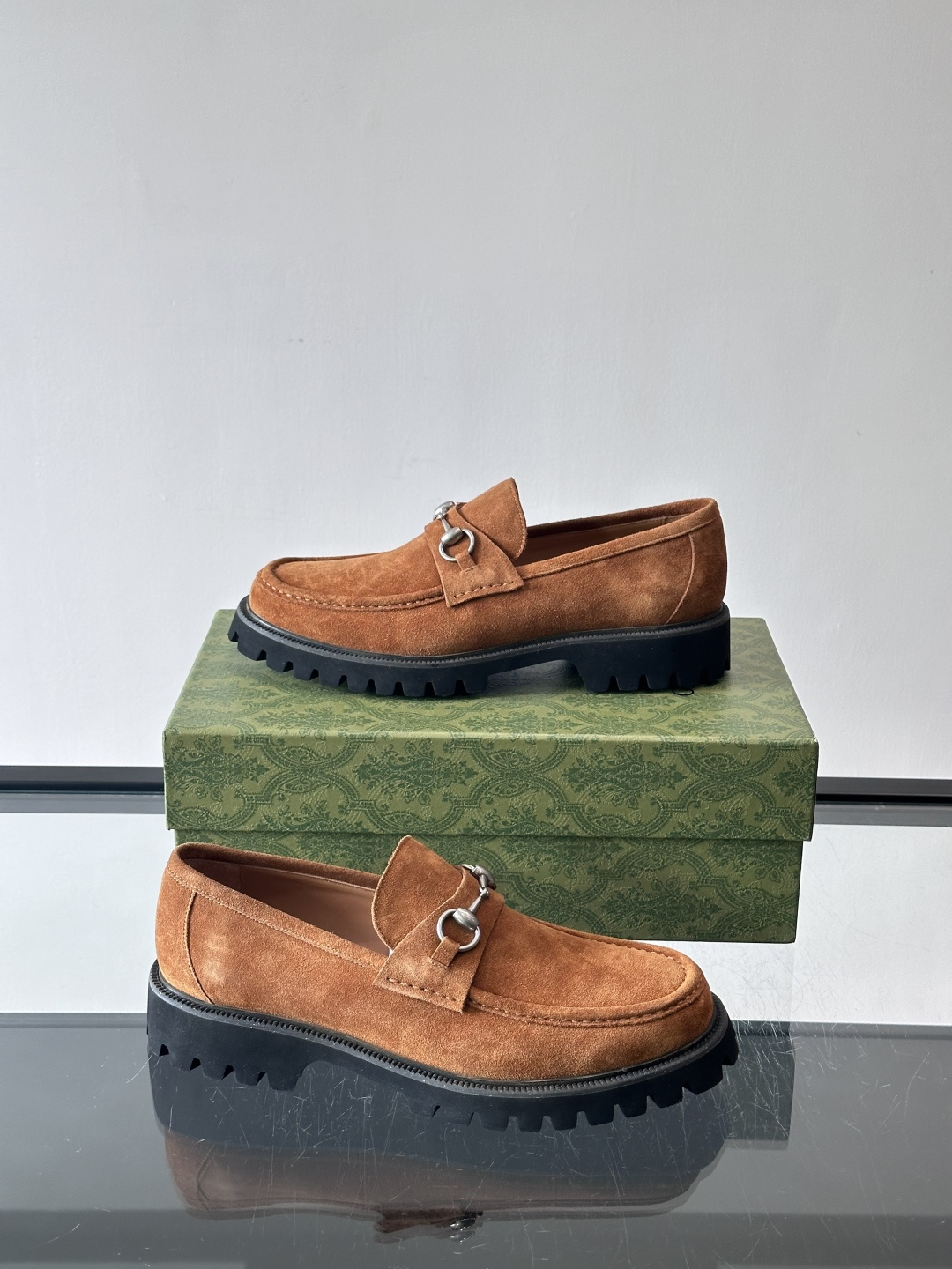 Gucci复古男士乐福鞋，采用牛皮面材质，质感细腻，英伦学院风满满。5cm厚底设计，静音又舒适，通勤日常