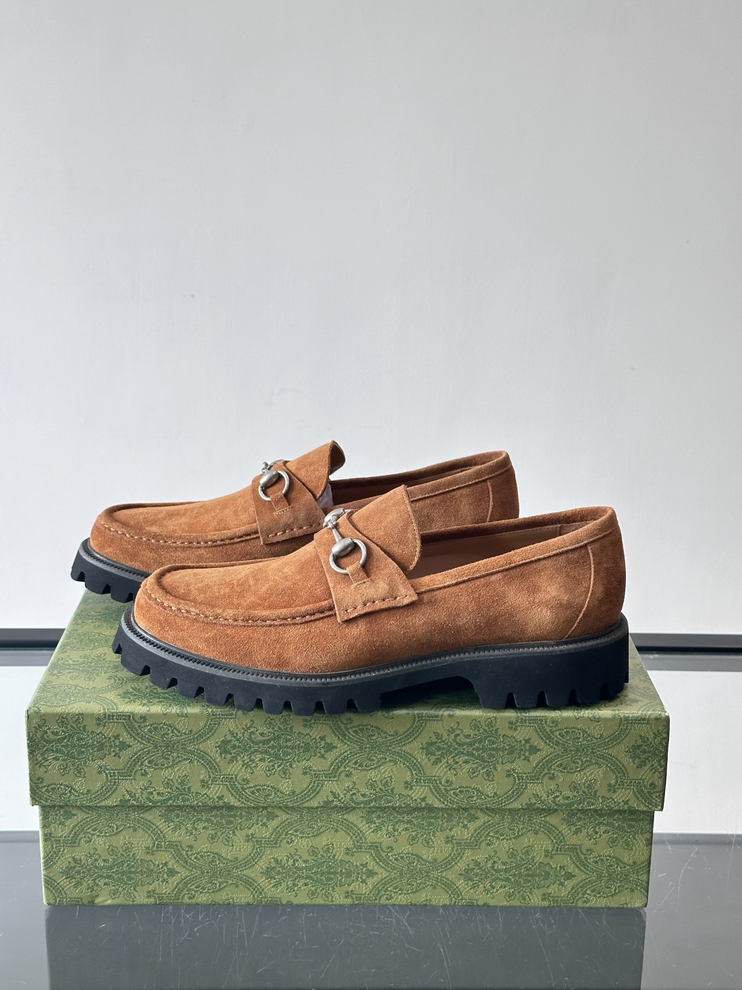 Gucci复古男士乐福鞋，采用牛皮面材质，质感细腻，英伦学院风满满。5cm厚底设计，静音又舒适，通勤日常