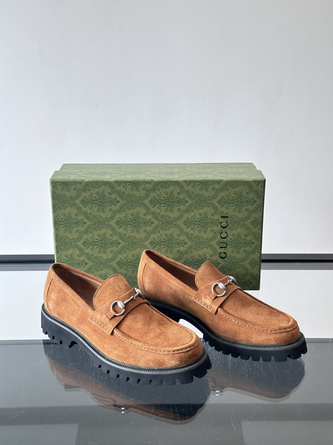 Gucci复古男士乐福鞋，采用牛皮面材质，质感细腻，英伦学院风满满。5cm厚底设计，静音又舒适，通勤日常