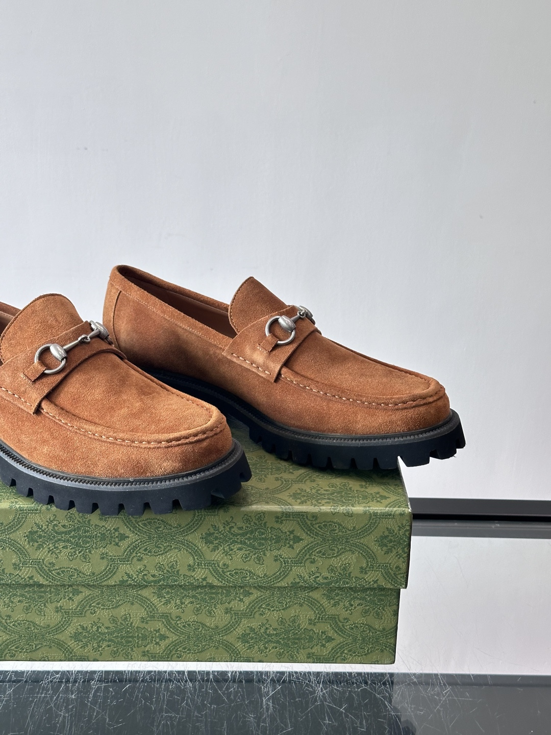 Gucci复古男士乐福鞋，采用牛皮面材质，质感细腻，英伦学院风满满。5cm厚底设计，静音又舒适，通勤日常