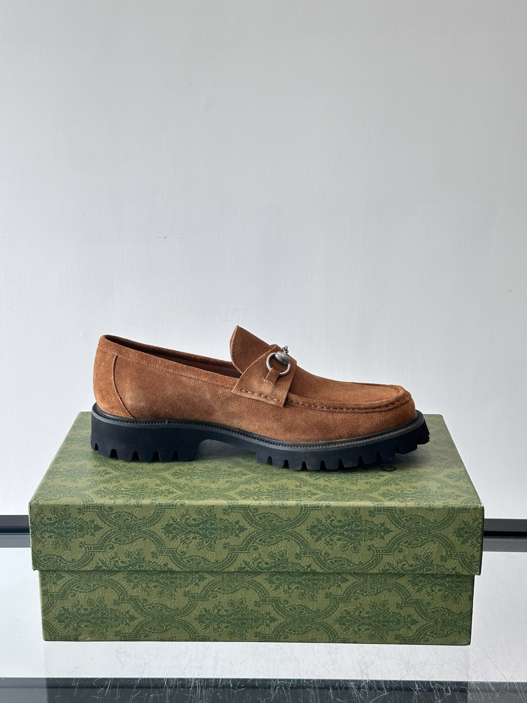 Gucci复古男士乐福鞋，采用牛皮面材质，质感细腻，英伦学院风满满。5cm厚底设计，静音又舒适，通勤日常