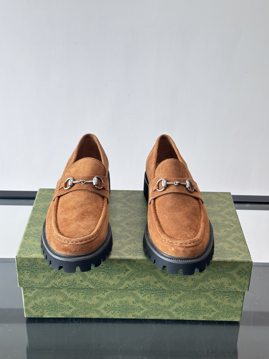 Gucci复古男士乐福鞋，采用牛皮面材质，质感细腻，英伦学院风满满。5cm厚底设计，静音又舒适，通勤日常