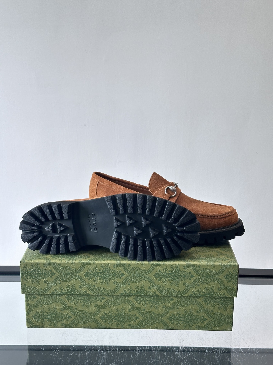 Gucci复古男士乐福鞋，采用牛皮面材质，质感细腻，英伦学院风满满。5cm厚底设计，静音又舒适，通勤日常