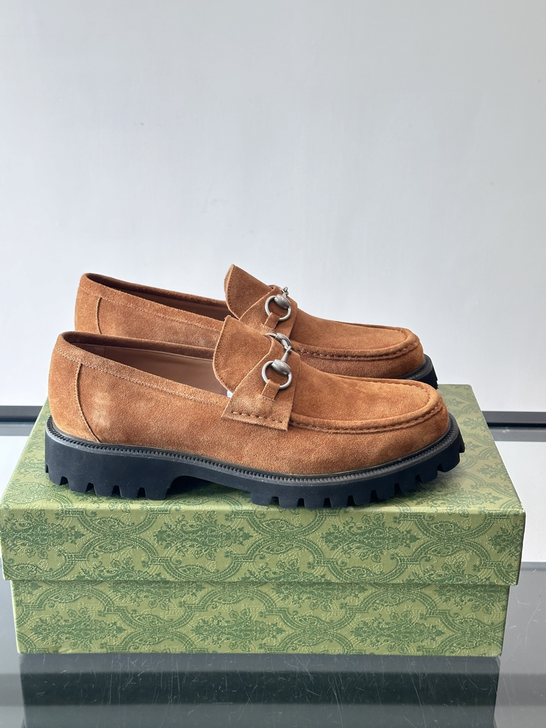 Gucci复古男士乐福鞋，采用牛皮面材质，质感细腻，英伦学院风满满。5cm厚底设计，静音又舒适，通勤日常