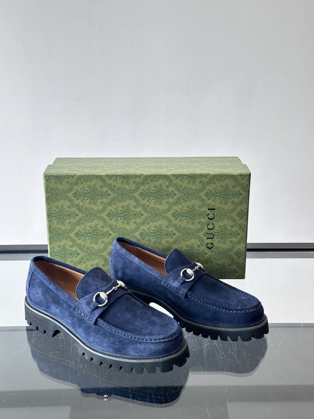 Gucci复古男士乐福鞋，采用牛皮面材质，质感细腻，英伦学院风满满。5cm厚底设计，静音又舒适，通勤日常