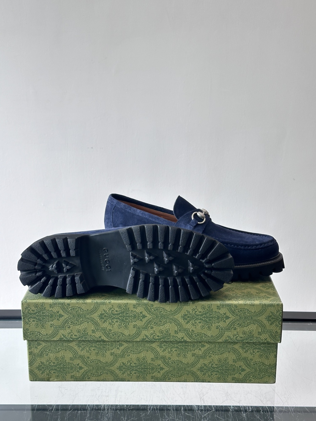 Gucci复古男士乐福鞋，采用牛皮面材质，质感细腻，英伦学院风满满。5cm厚底设计，静音又舒适，通勤日常