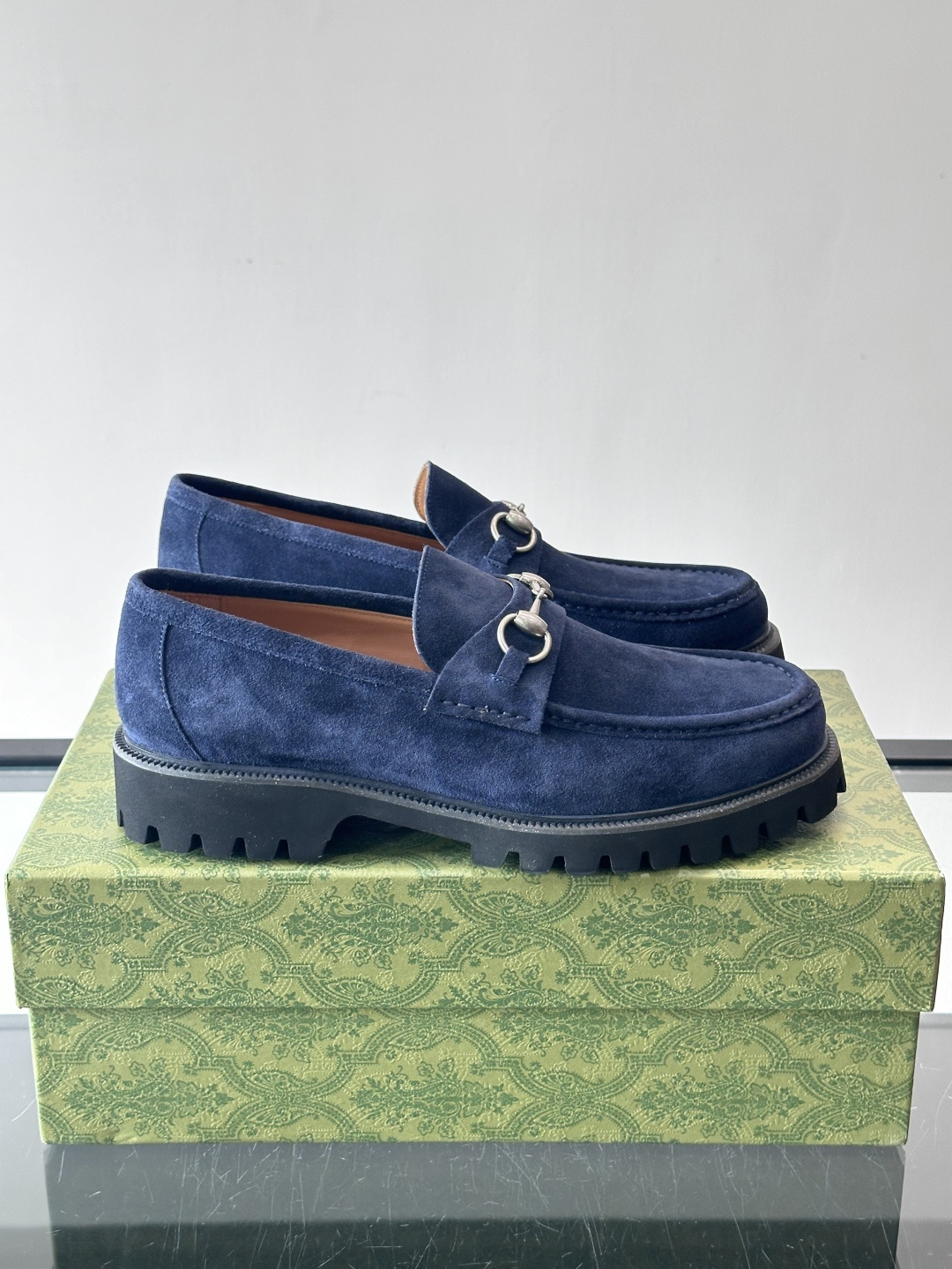 Gucci复古男士乐福鞋，采用牛皮面材质，质感细腻，英伦学院风满满。5cm厚底设计，静音又舒适，通勤日常