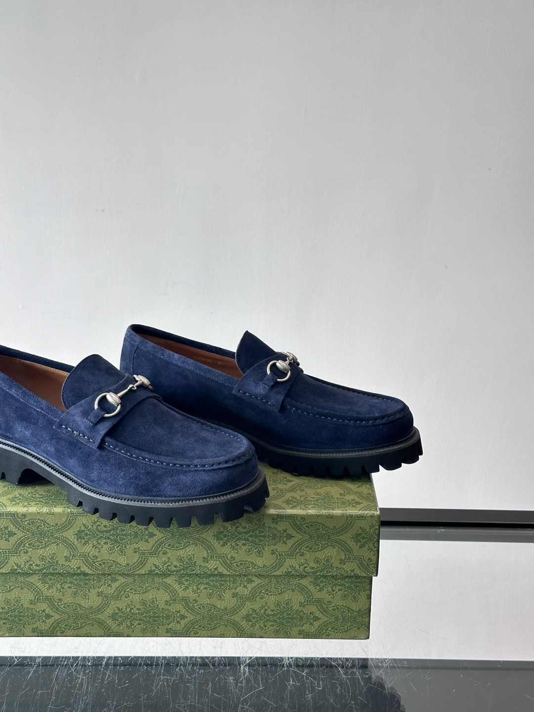 Gucci复古男士乐福鞋，采用牛皮面材质，质感细腻，英伦学院风满满。5cm厚底设计，静音又舒适，通勤日常