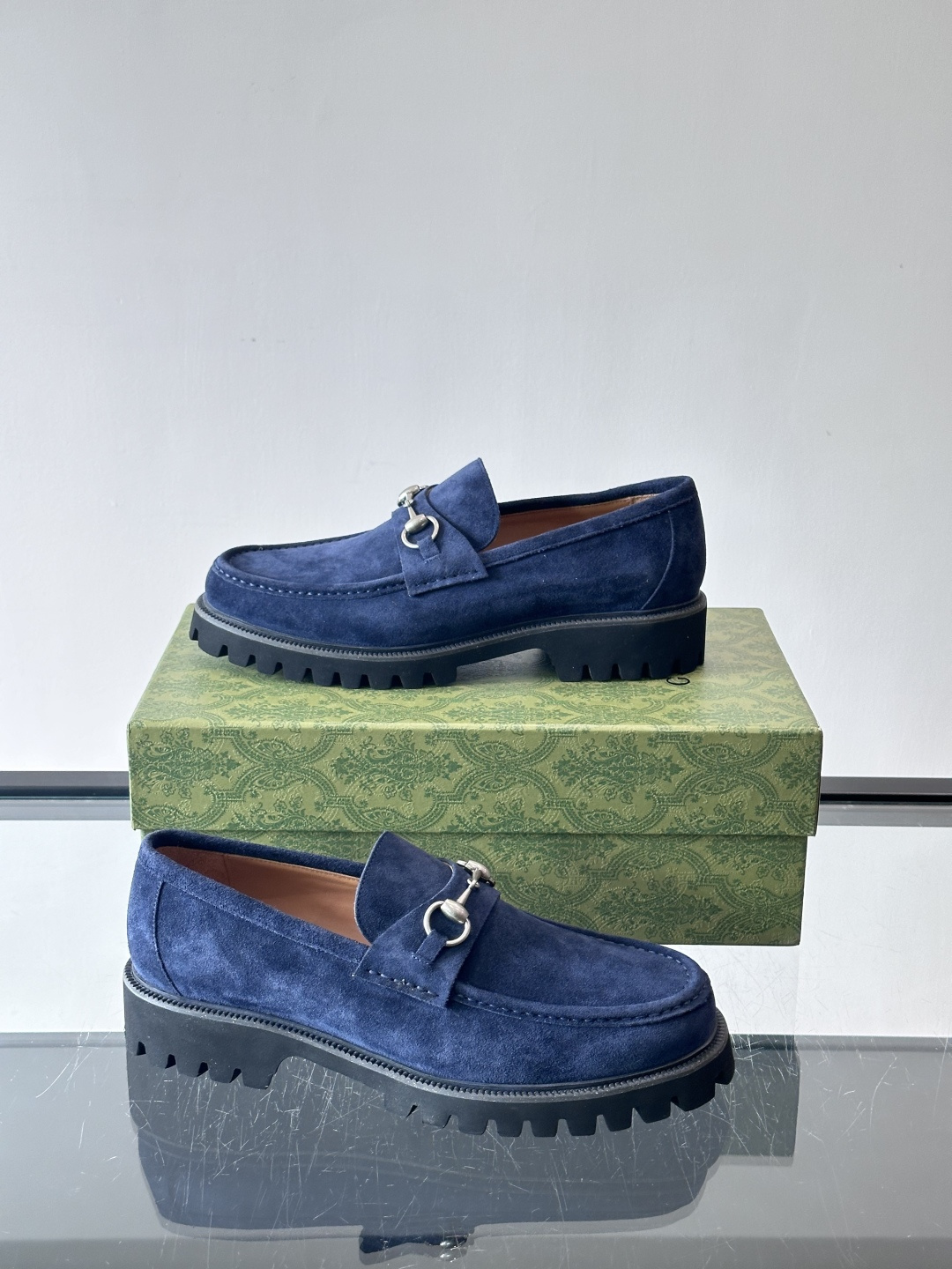 Gucci复古男士乐福鞋，采用牛皮面材质，质感细腻，英伦学院风满满。5cm厚底设计，静音又舒适，通勤日常