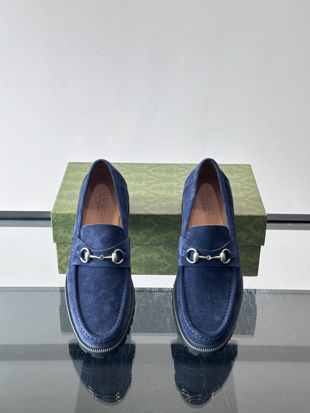 Gucci复古男士乐福鞋，采用牛皮面材质，质感细腻，英伦学院风满满。5cm厚底设计，静音又舒适，通勤日常