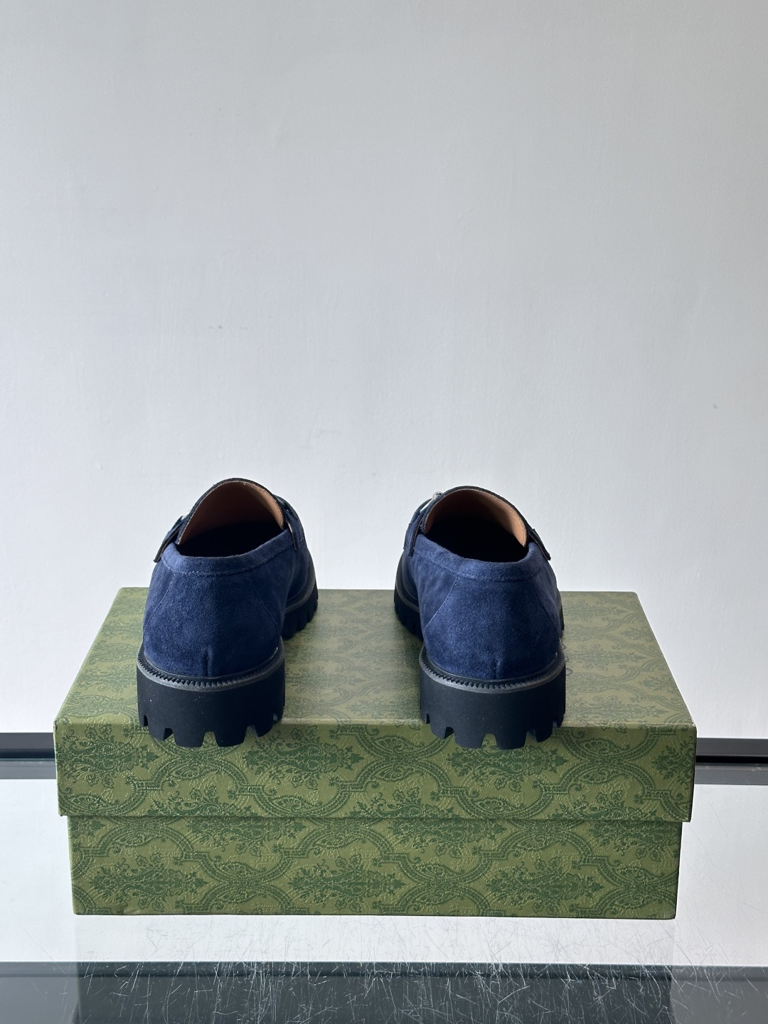 Gucci复古男士乐福鞋，采用牛皮面材质，质感细腻，英伦学院风满满。5cm厚底设计，静音又舒适，通勤日常