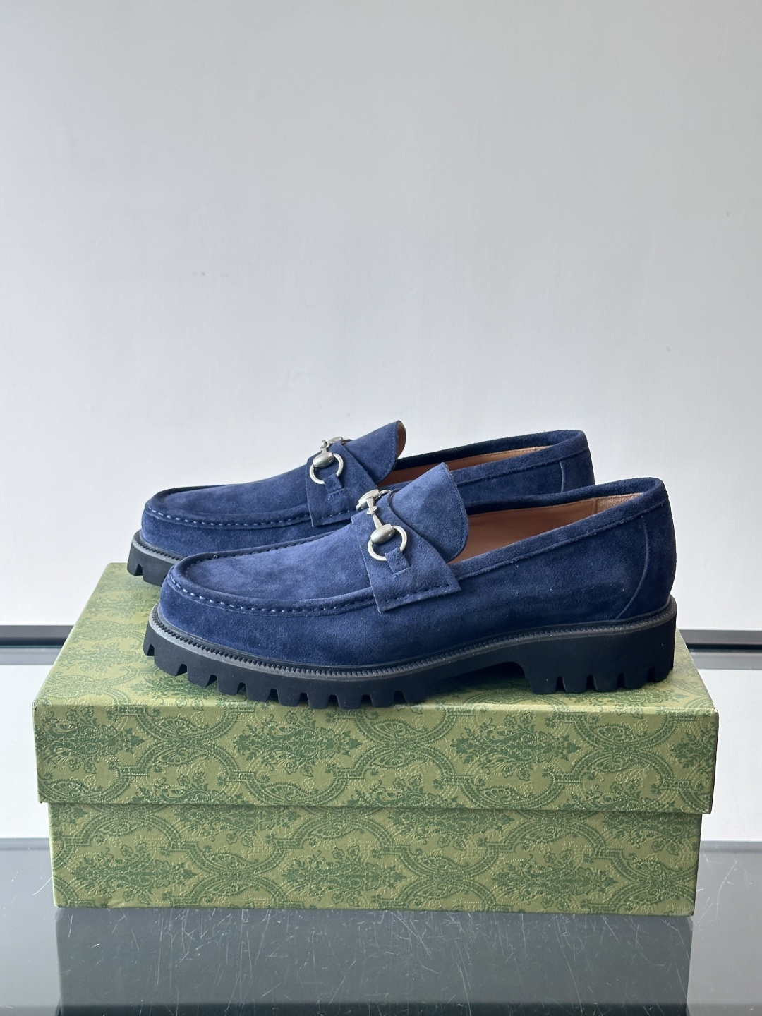 Gucci复古男士乐福鞋，采用牛皮面材质，质感细腻，英伦学院风满满。5cm厚底设计，静音又舒适，通勤日常