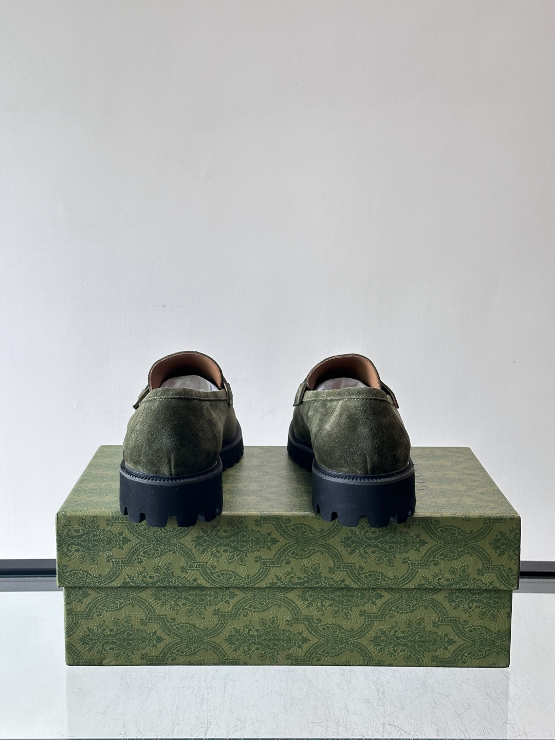 Gucci复古男士乐福鞋，采用牛皮面材质，质感细腻，英伦学院风满满。5cm厚底设计，静音又舒适，通勤日常