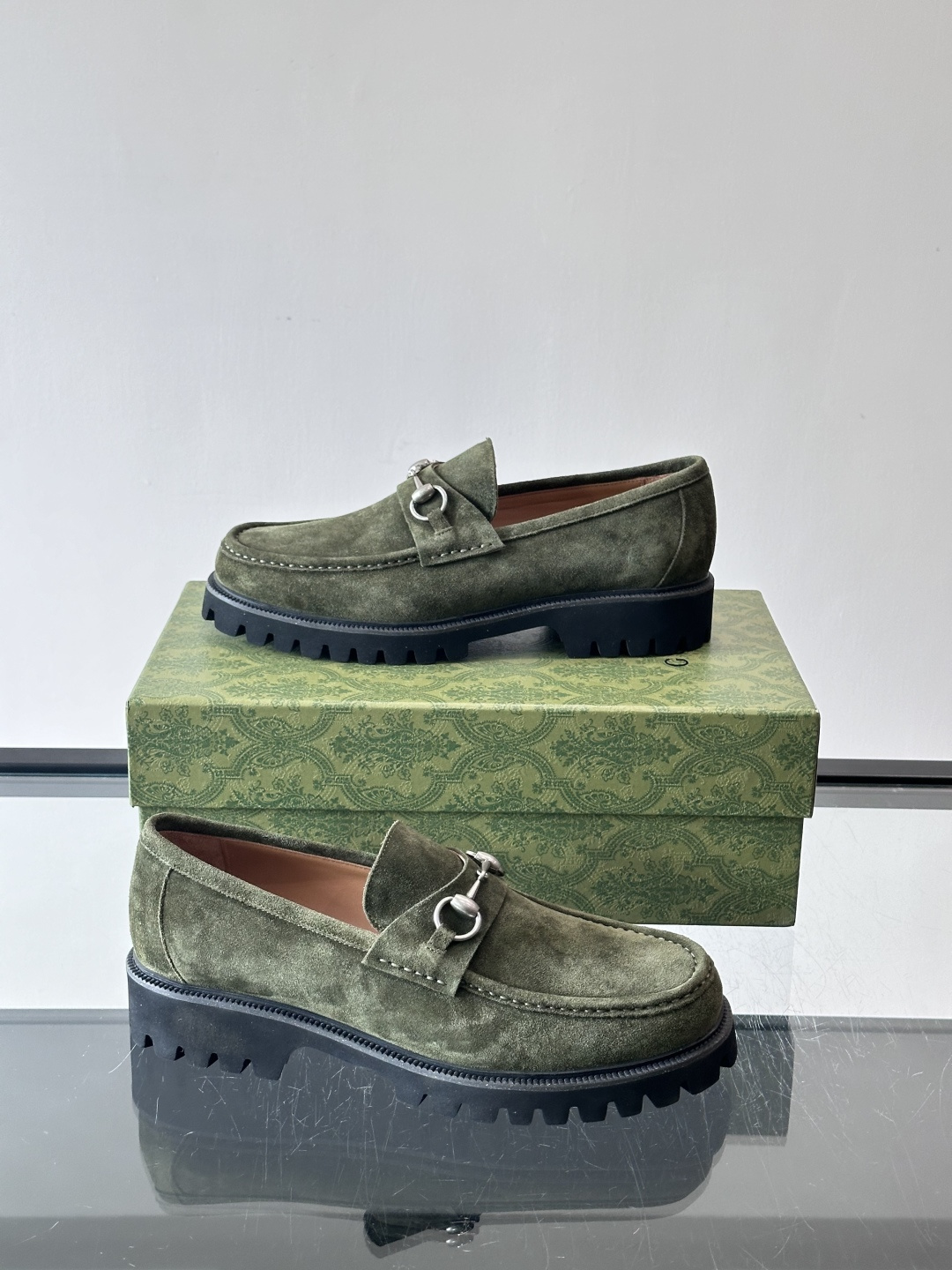 Gucci复古男士乐福鞋，采用牛皮面材质，质感细腻，英伦学院风满满。5cm厚底设计，静音又舒适，通勤日常