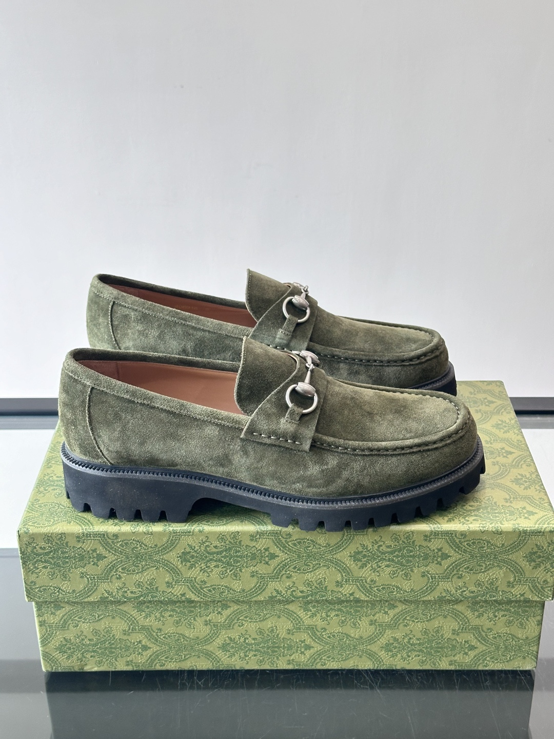 Gucci复古男士乐福鞋，采用牛皮面材质，质感细腻，英伦学院风满满。5cm厚底设计，静音又舒适，通勤日常